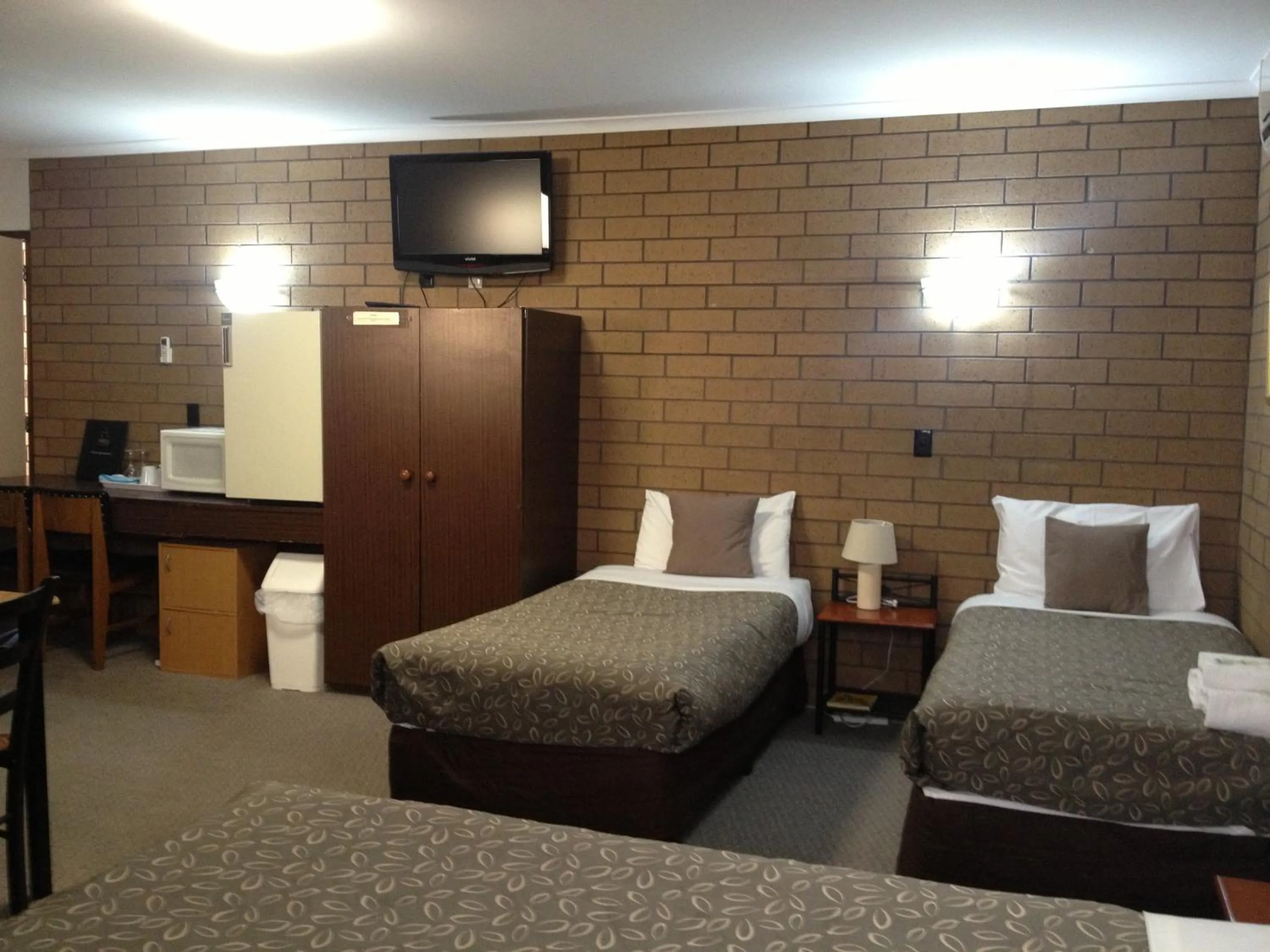 Bed in Rippleside Park Motor Inn