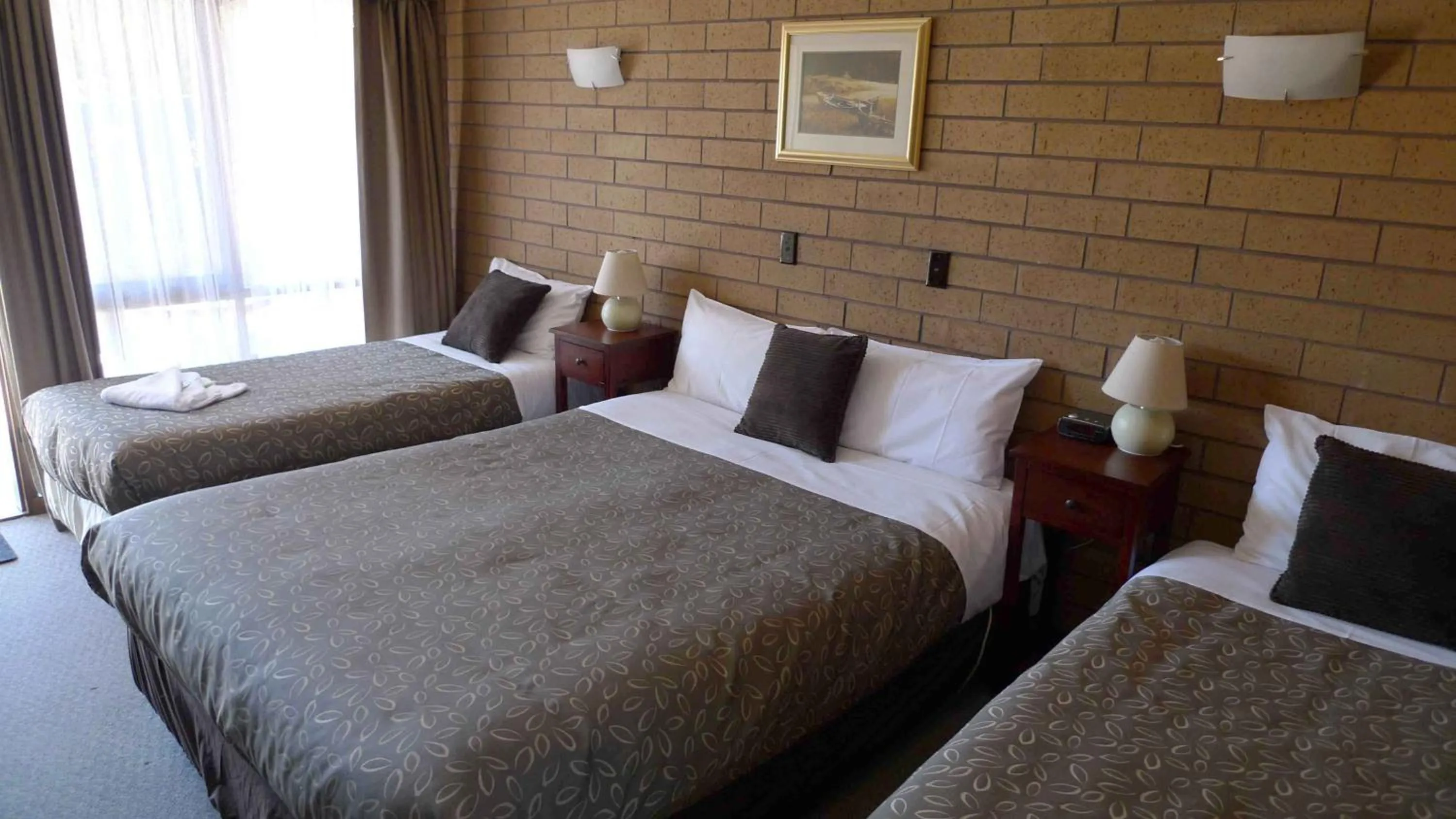 Bed in Rippleside Park Motor Inn