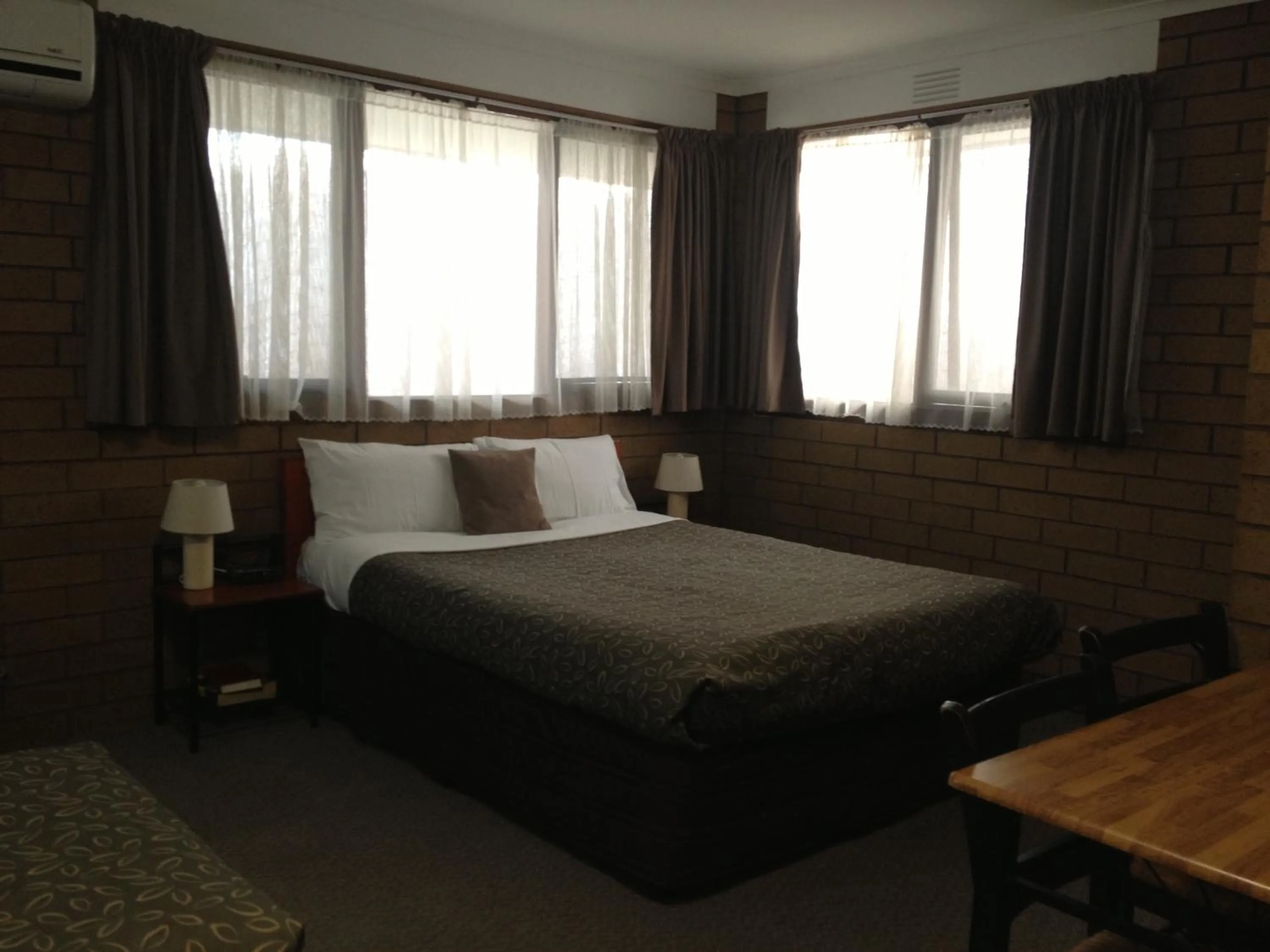 Bed in Rippleside Park Motor Inn