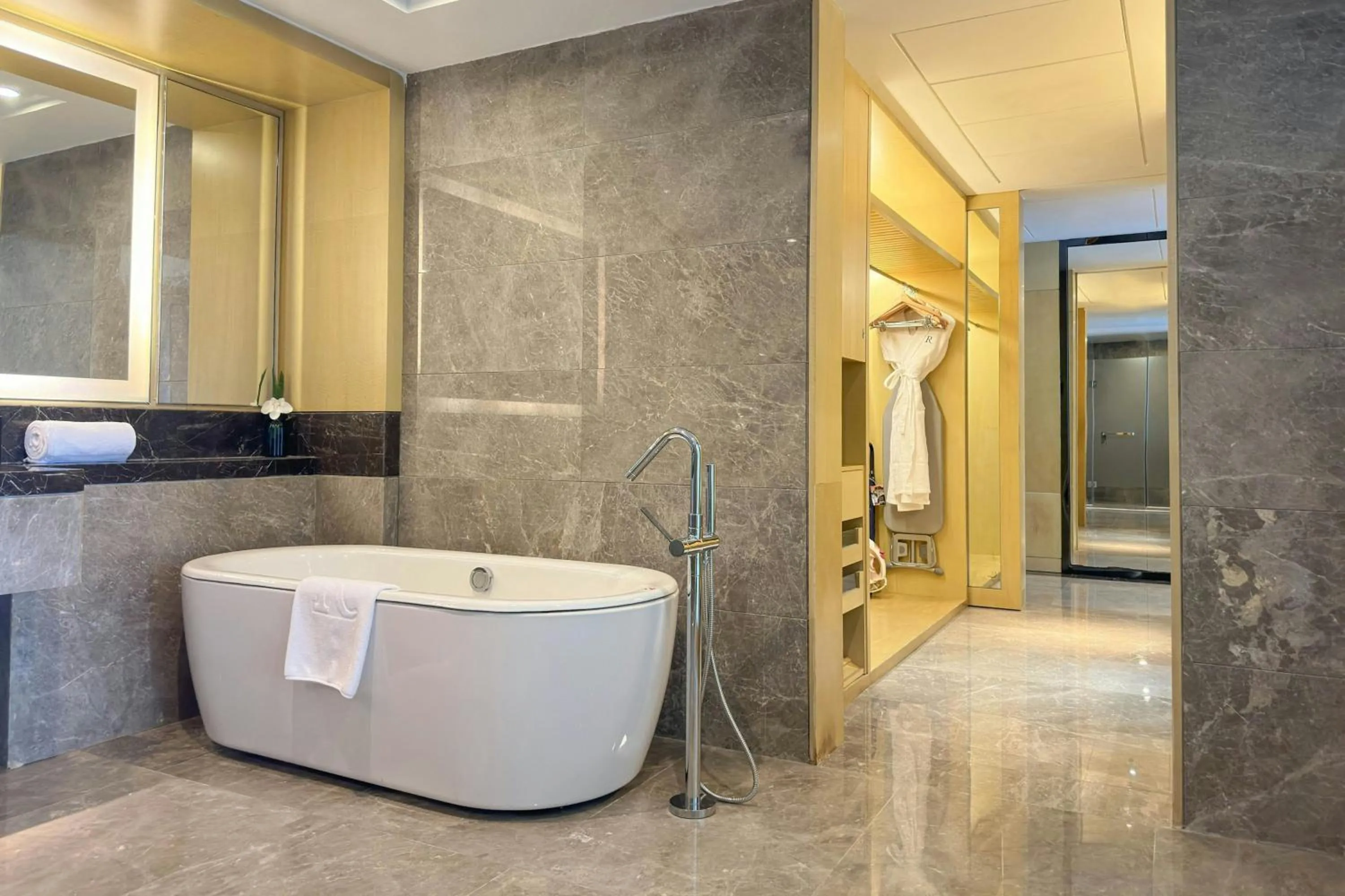 Bedroom in Renaissance Huizhou Hotel