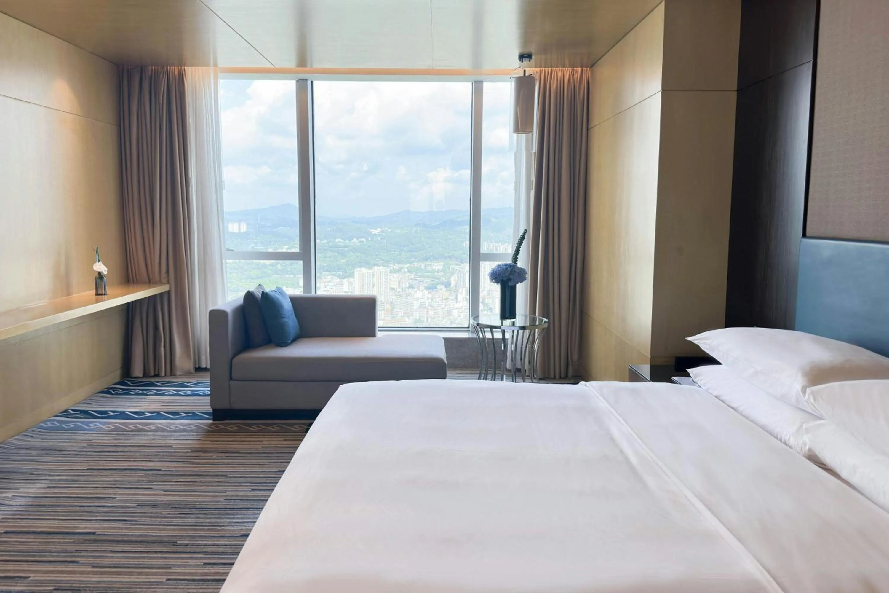 Bedroom, Bed in Renaissance Huizhou Hotel