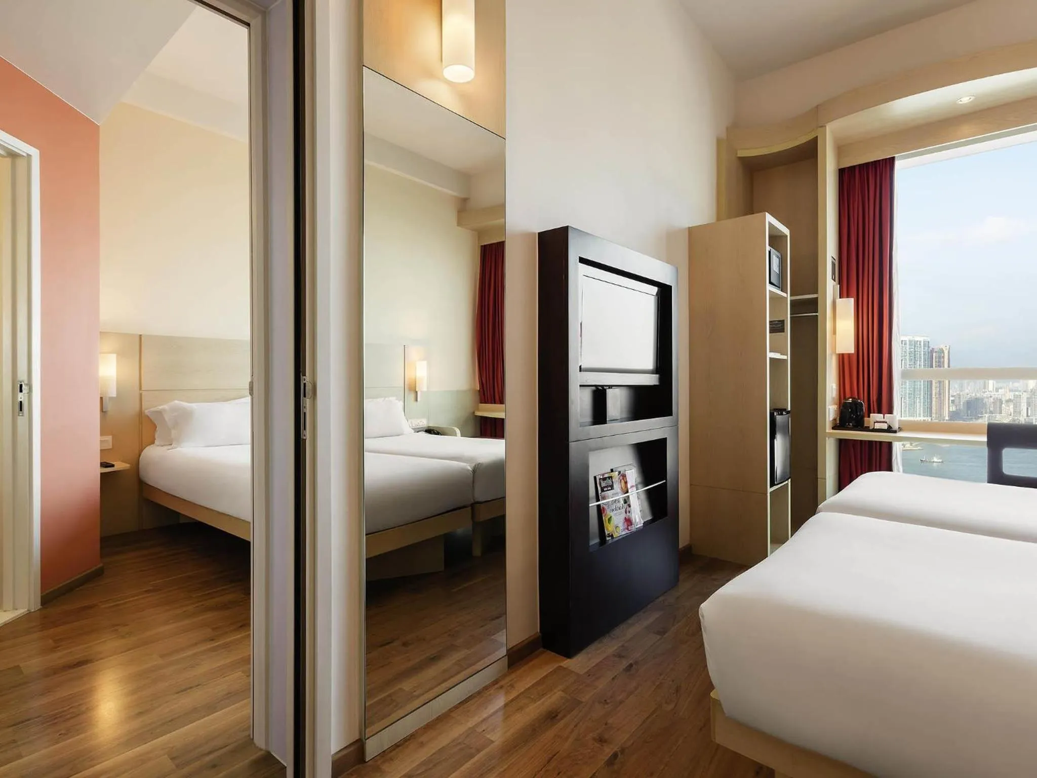 Bedroom, Bed in Ibis Hong Kong Central & Sheung Wan