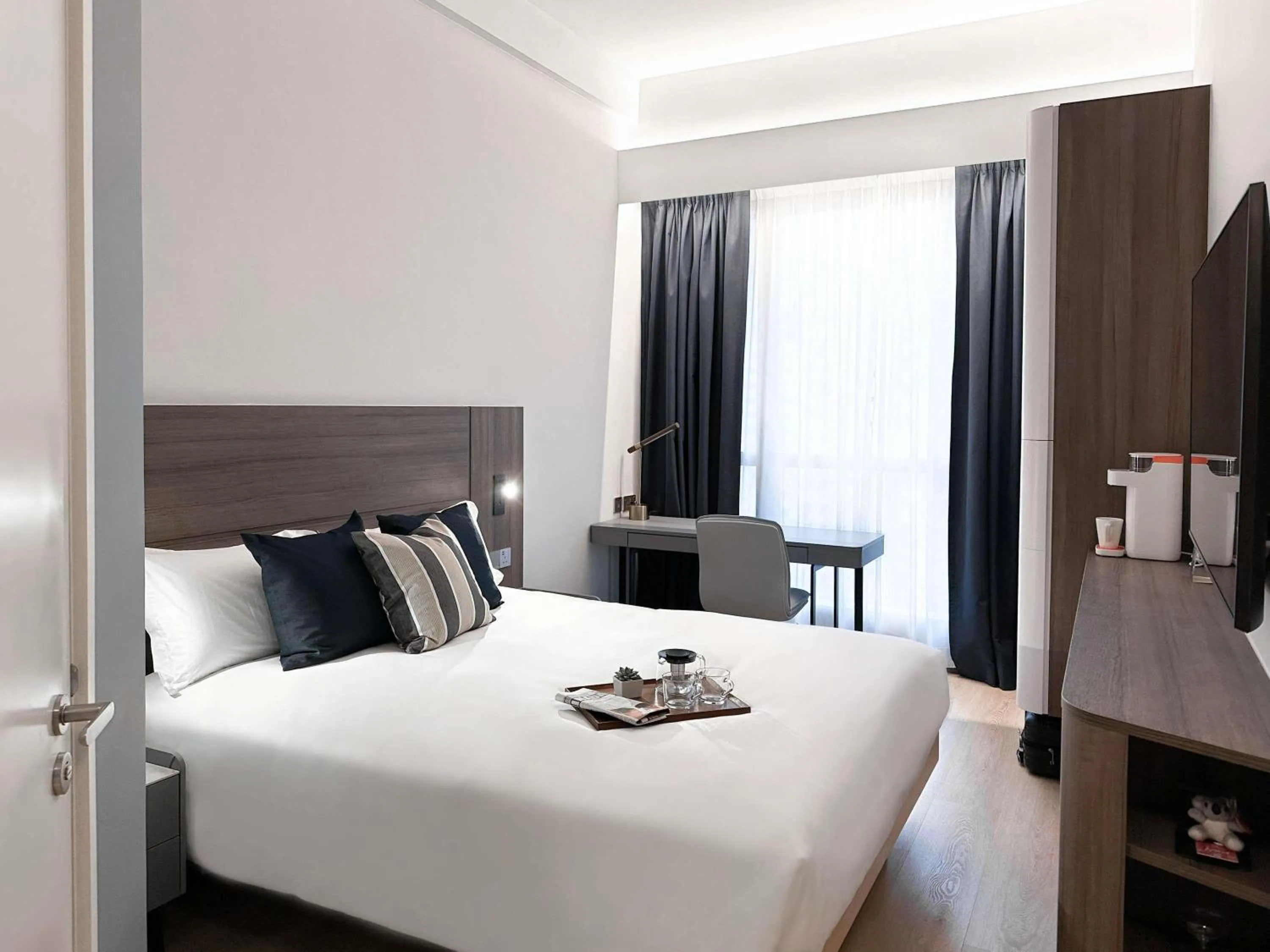 Bedroom, Bed in Ibis Hong Kong Central & Sheung Wan