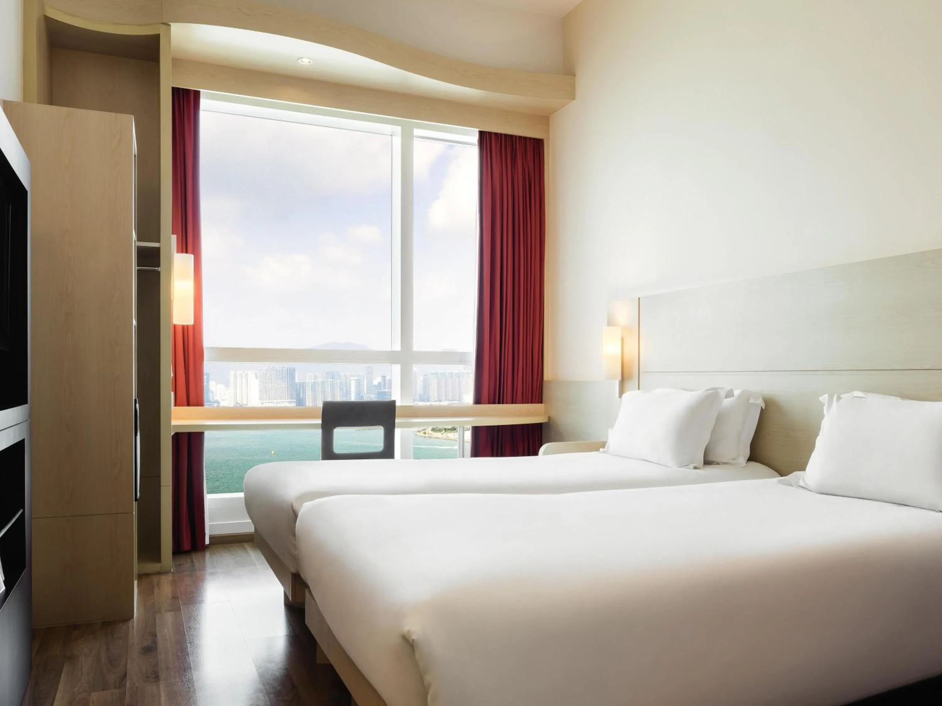 Bedroom, Bed in Ibis Hong Kong Central & Sheung Wan