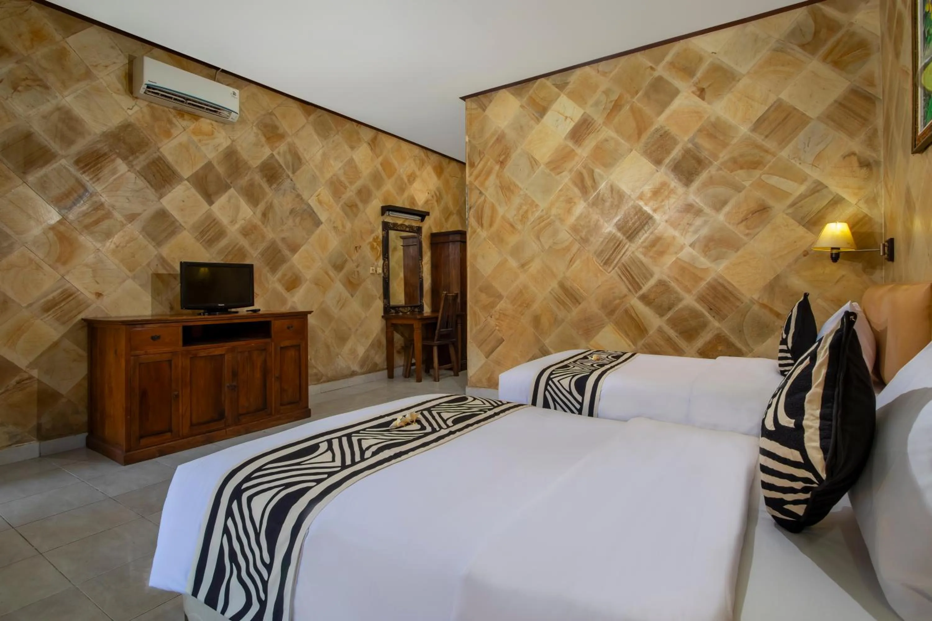 Bed in Suriwathi Hotel Legian