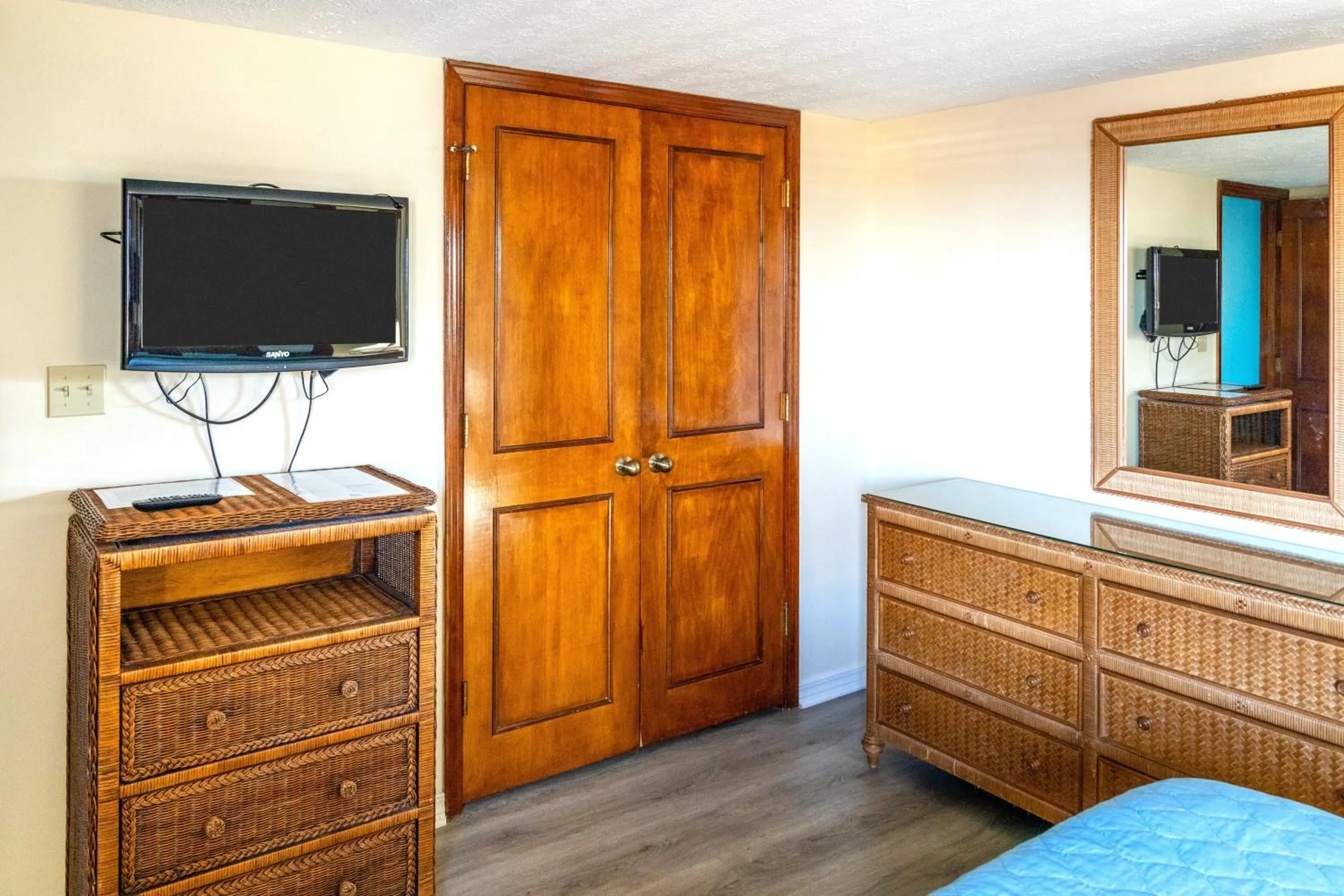 TV and multimedia, Bed in Royal Holiday Beach Resort