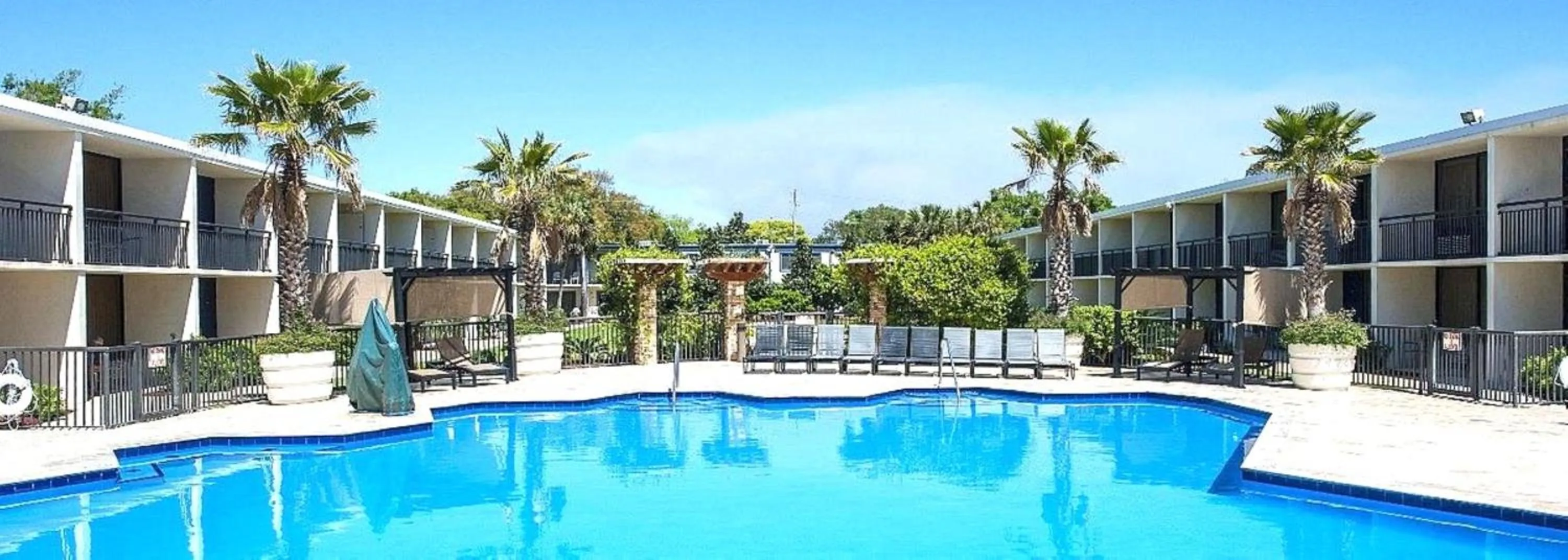 Swimming pool in Royal Holiday Beach Resort