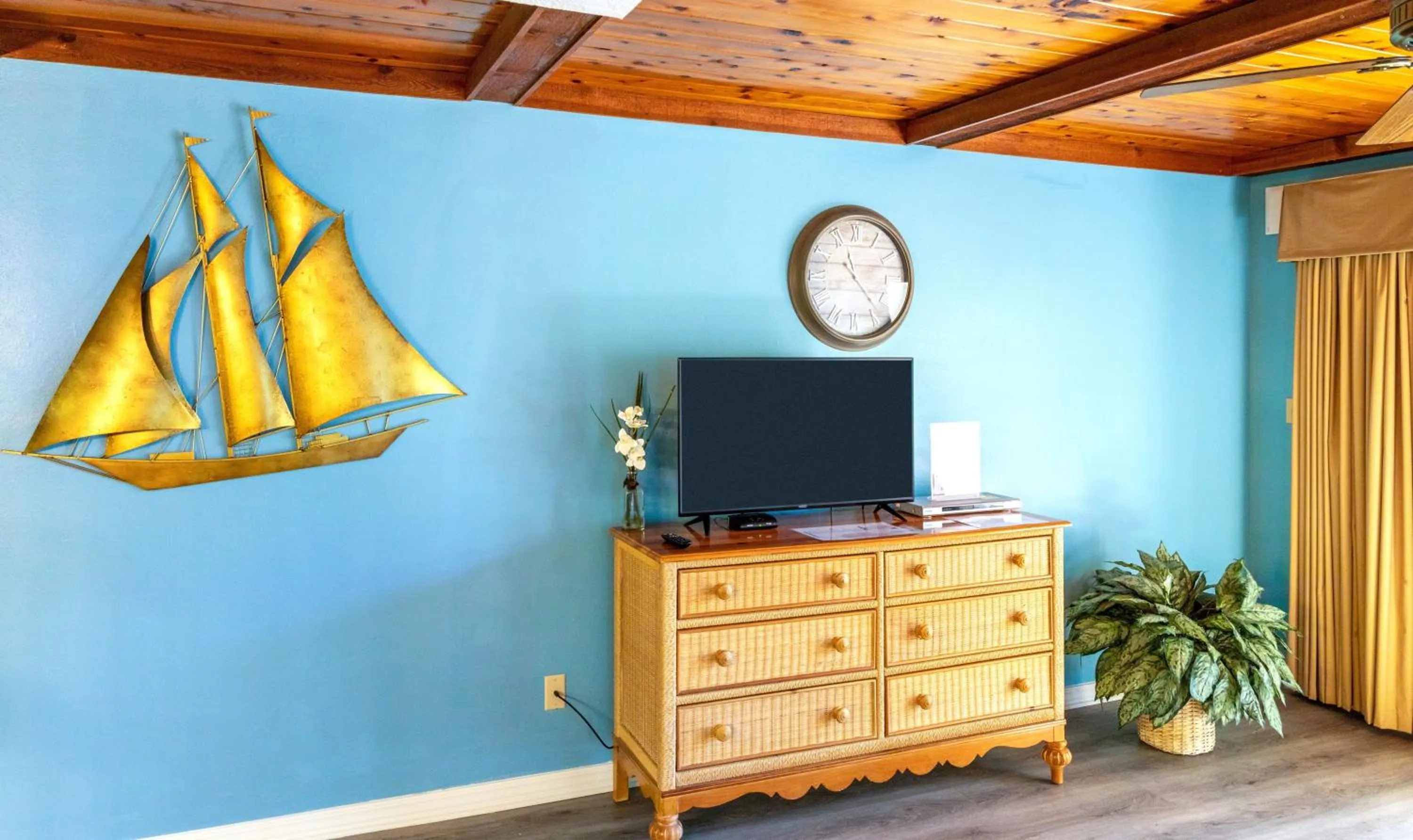 TV and multimedia in Royal Holiday Beach Resort