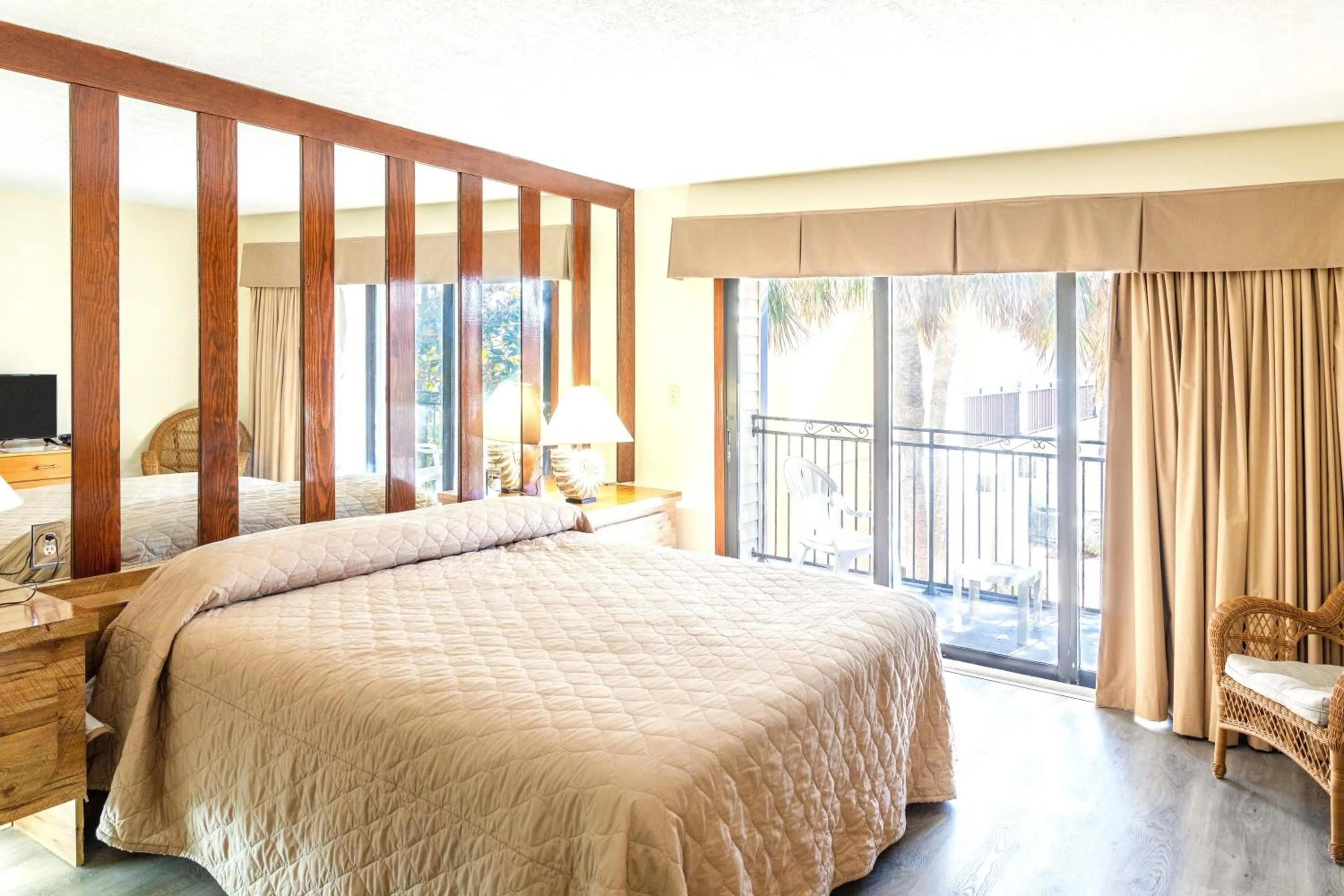 Bed in Royal Holiday Beach Resort