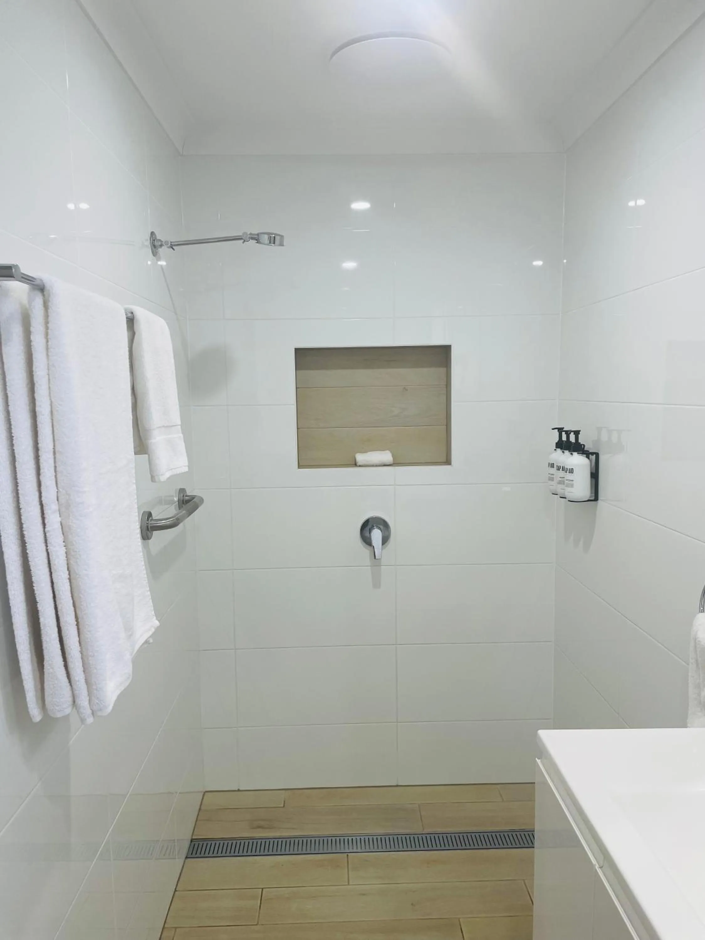 Shower in Econo Lodge Park Lane