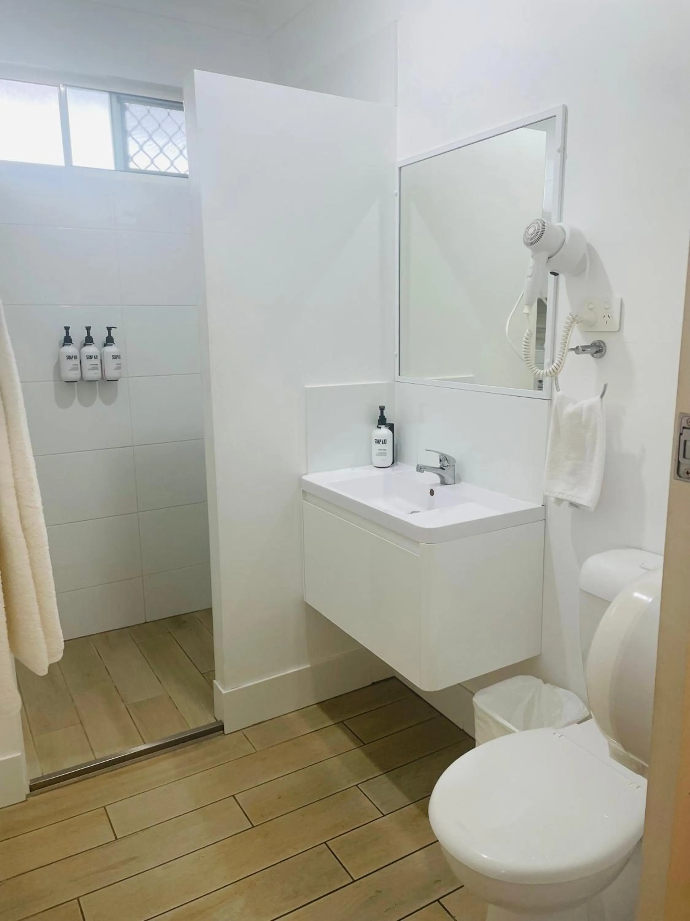 Shower in Econo Lodge Park Lane