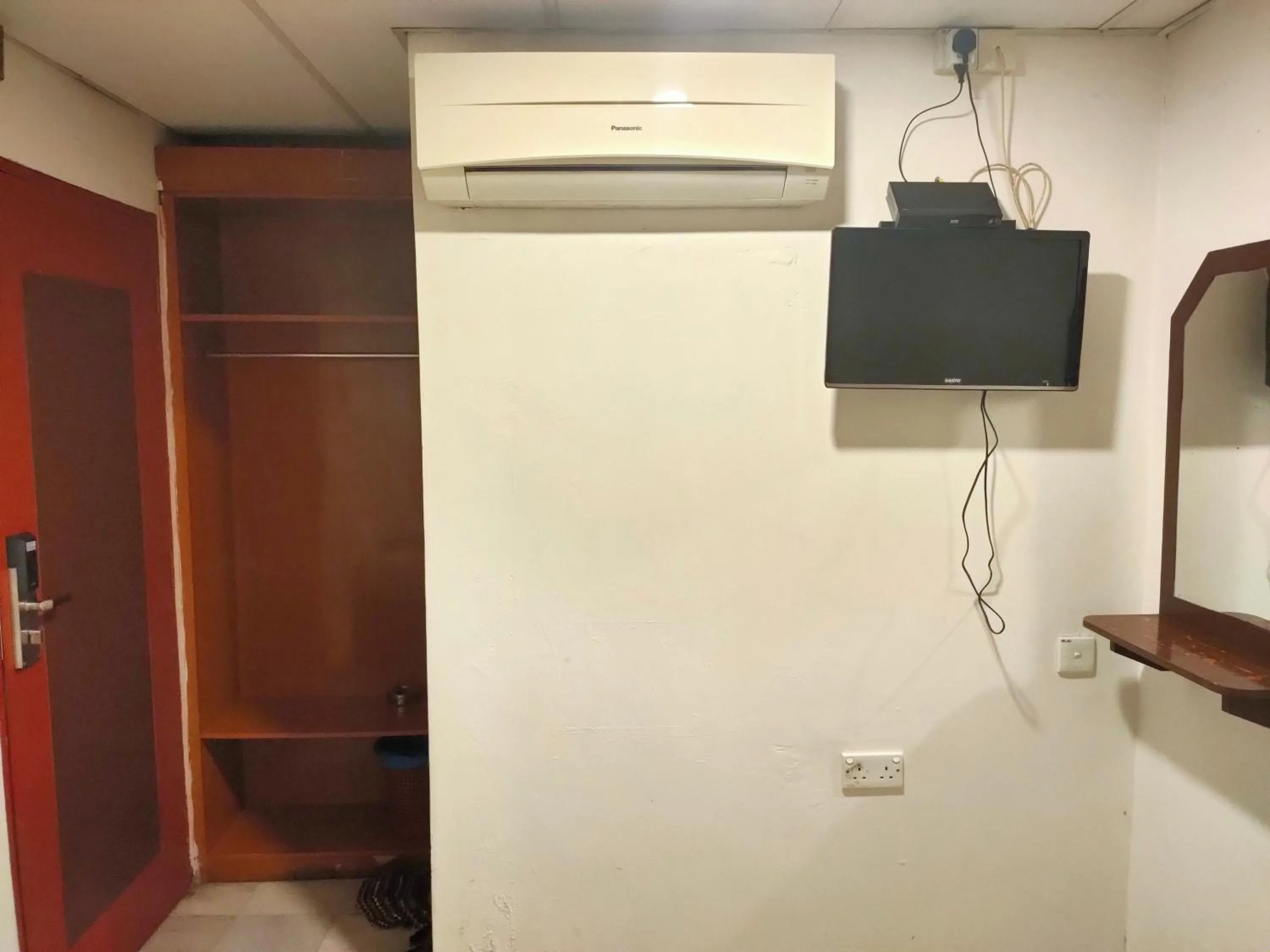 Bedroom, TV/Entertainment Center in Mz Hotel