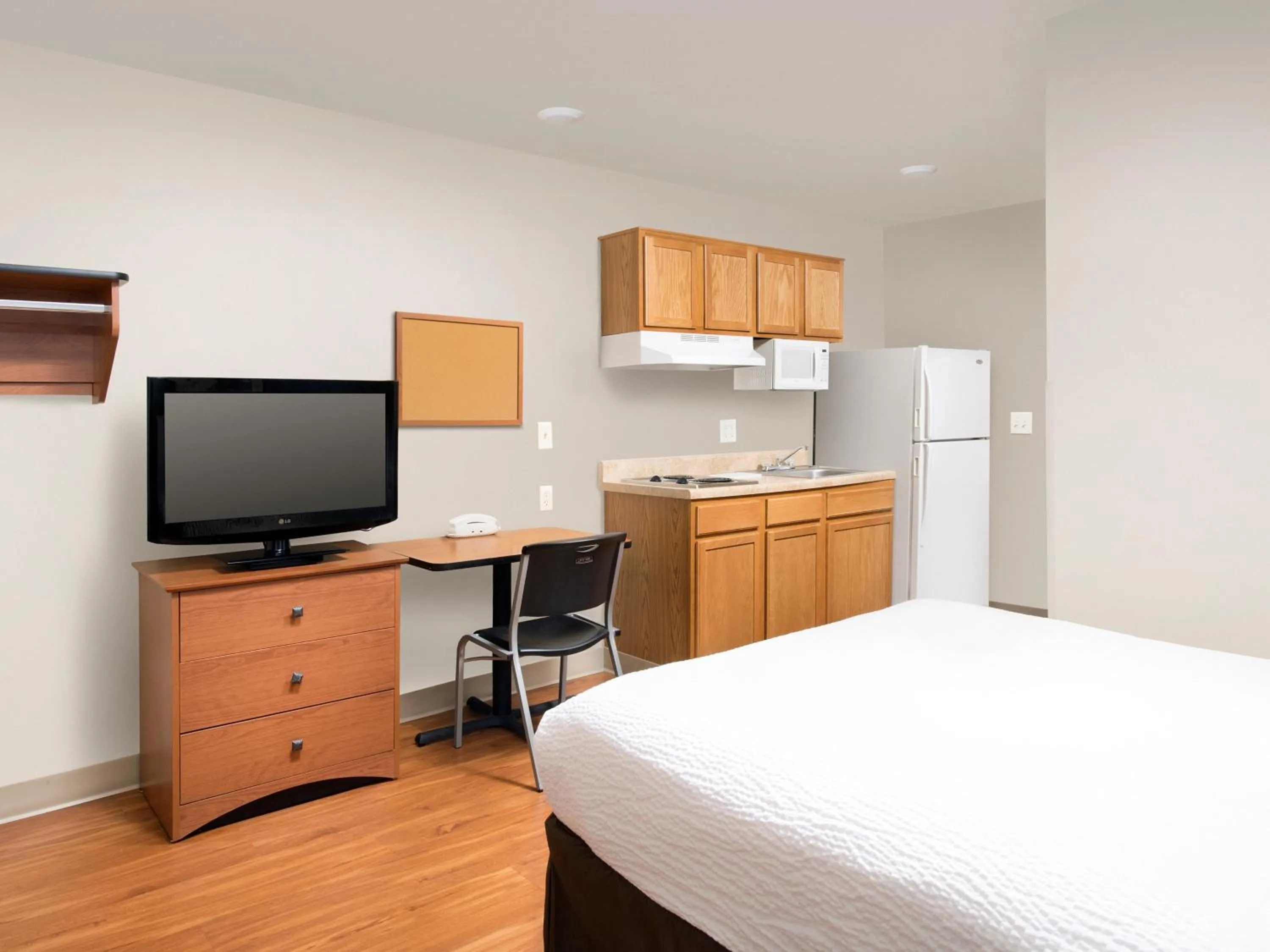 TV and multimedia, Bed in WoodSpring Suites Wilkes-Barre