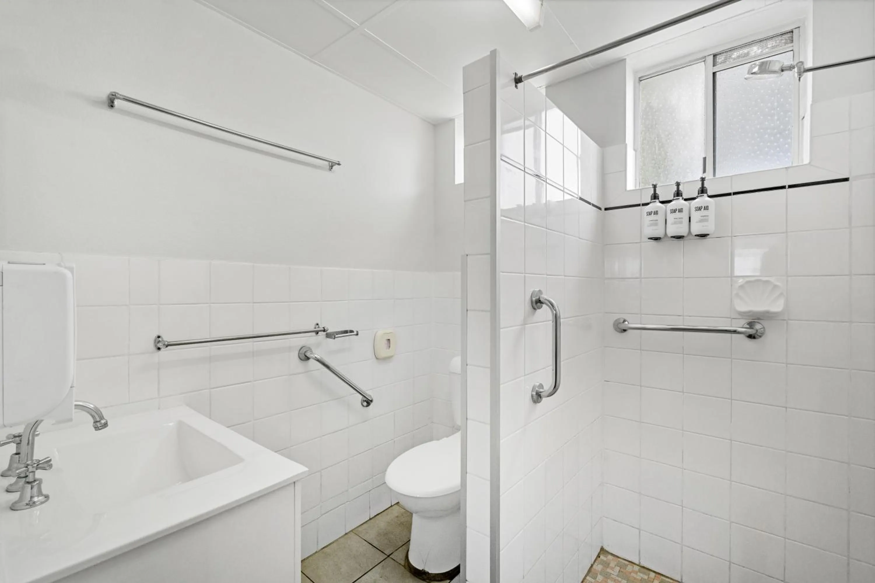 Shower in Econo Lodge Chaparral Motel Ballina