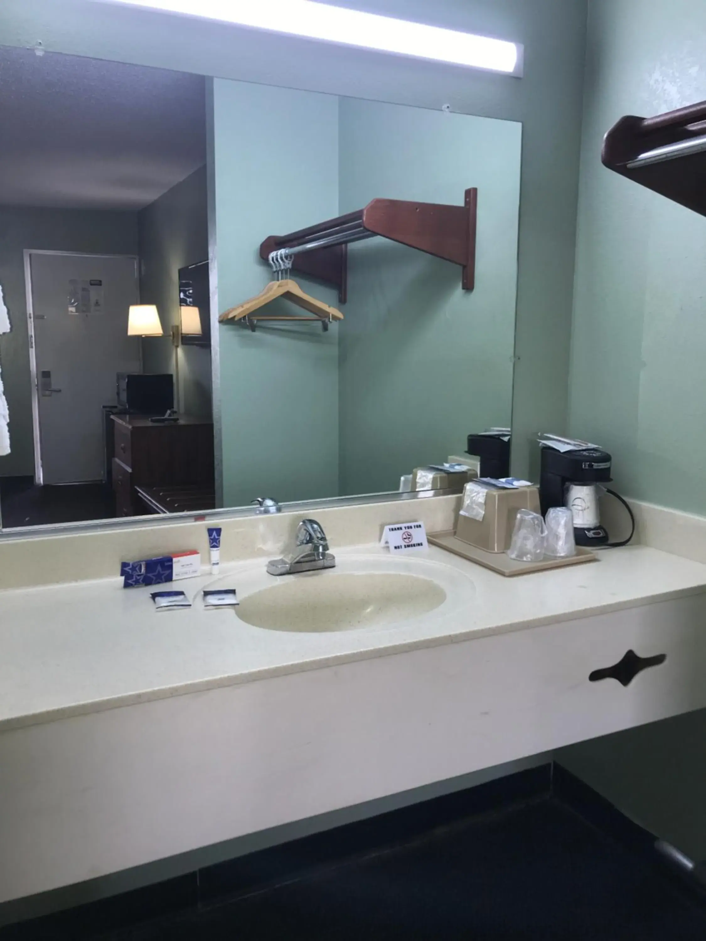 1 Queen Bed Non-Smoking in Americas Best Value Inn-Manchester 1 Queen Bed Non-Smoking in Americas Best Value Inn-Manchester