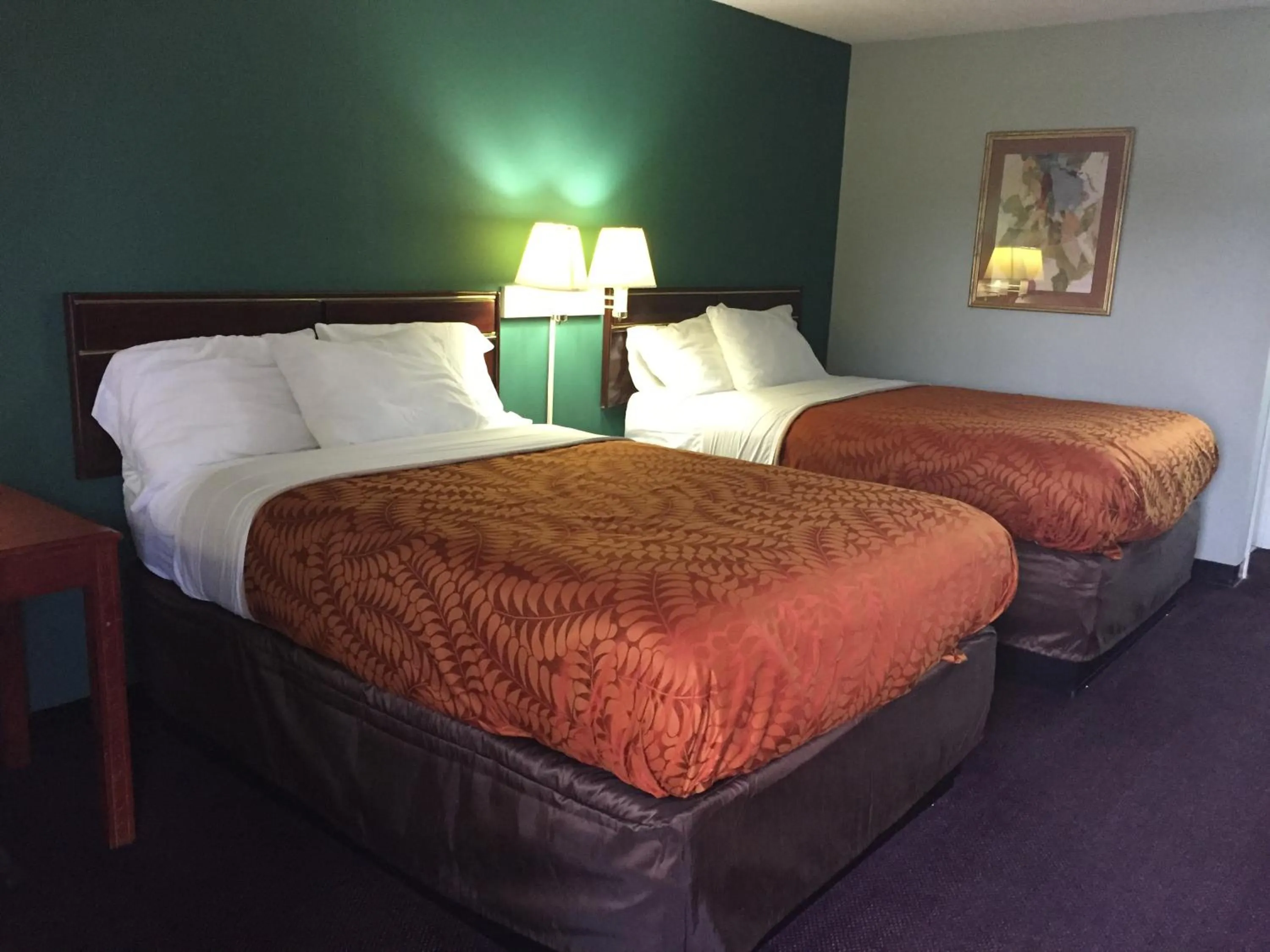 Bed in Americas Best Value Inn-Manchester