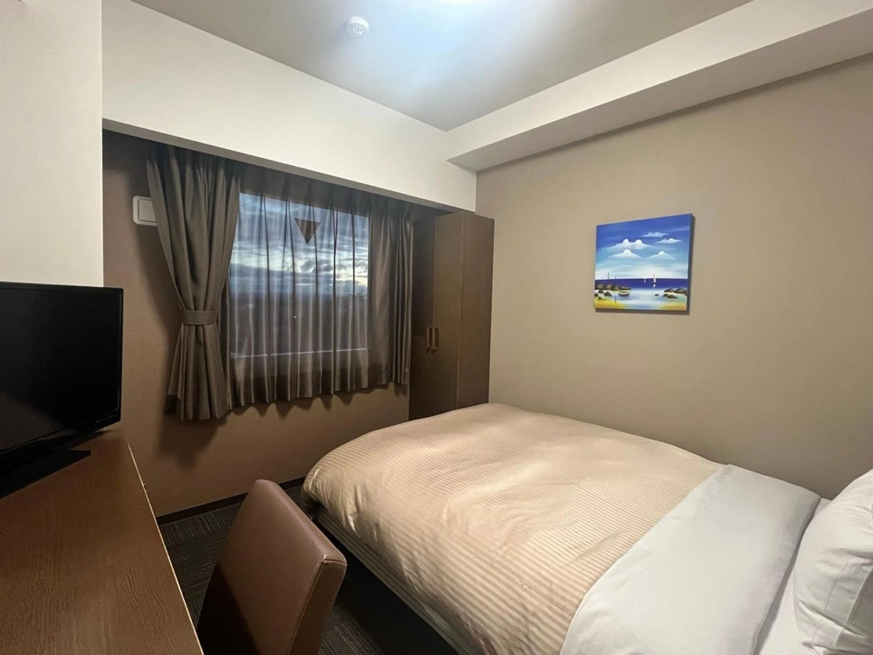 Photo of the whole room, Bed in Hotel Route-Inn Handakamezaki