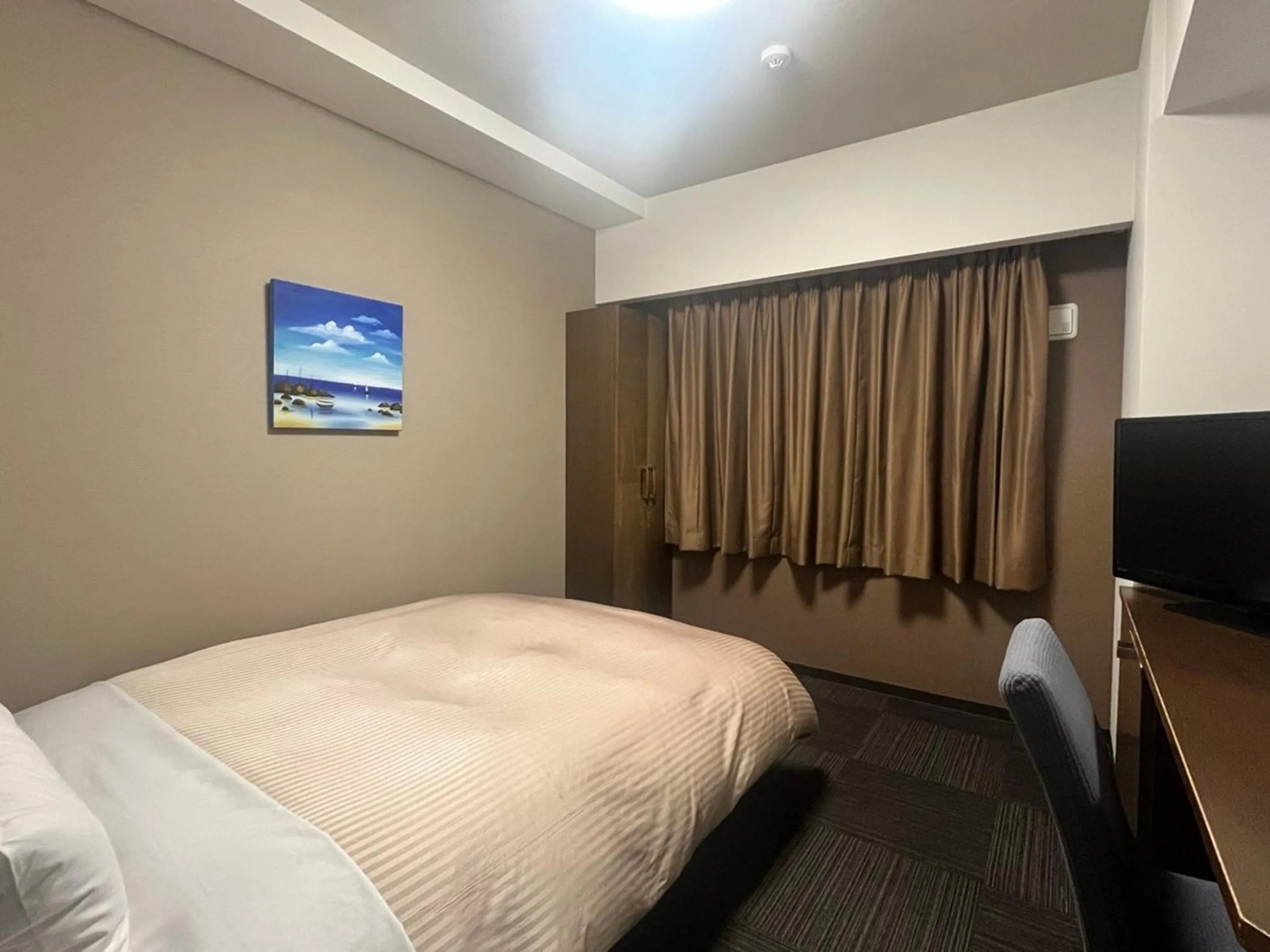 Photo of the whole room, Bed in Hotel Route-Inn Handakamezaki