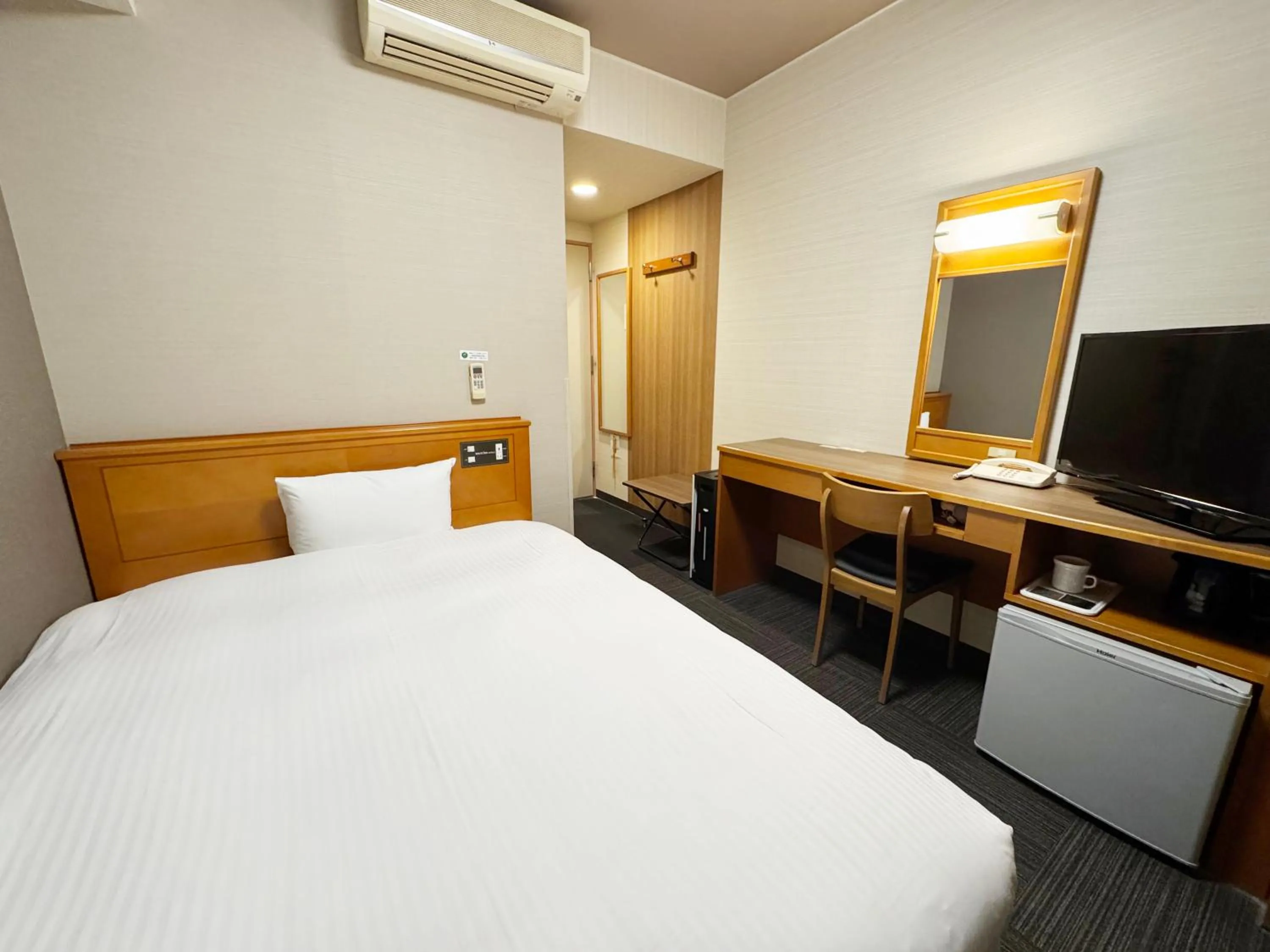 Photo of the whole room, Bed in Hotel Route-Inn Nakatsugawa Inter
