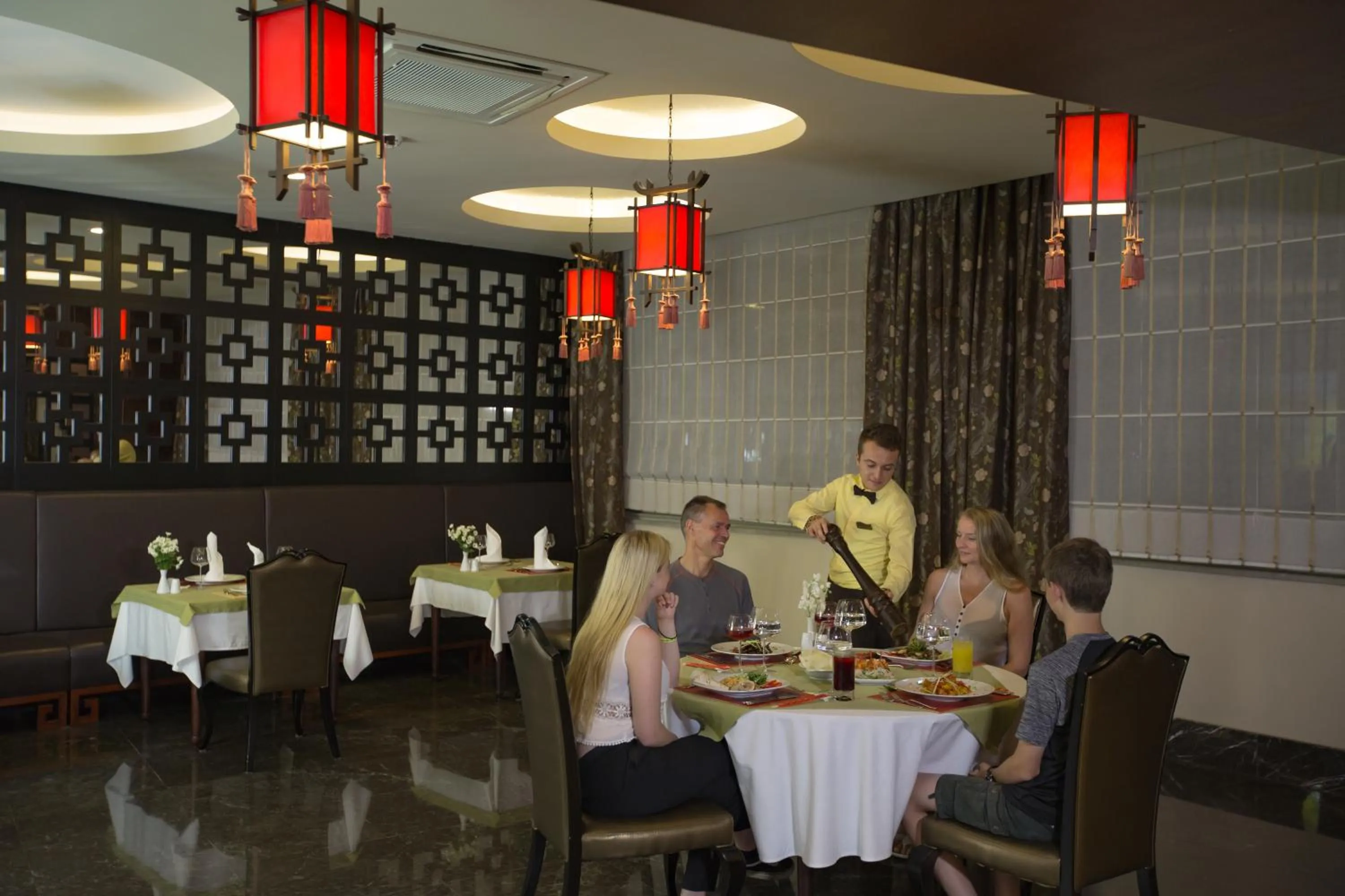 Restaurant/places to eat in Royal Alhambra Palace