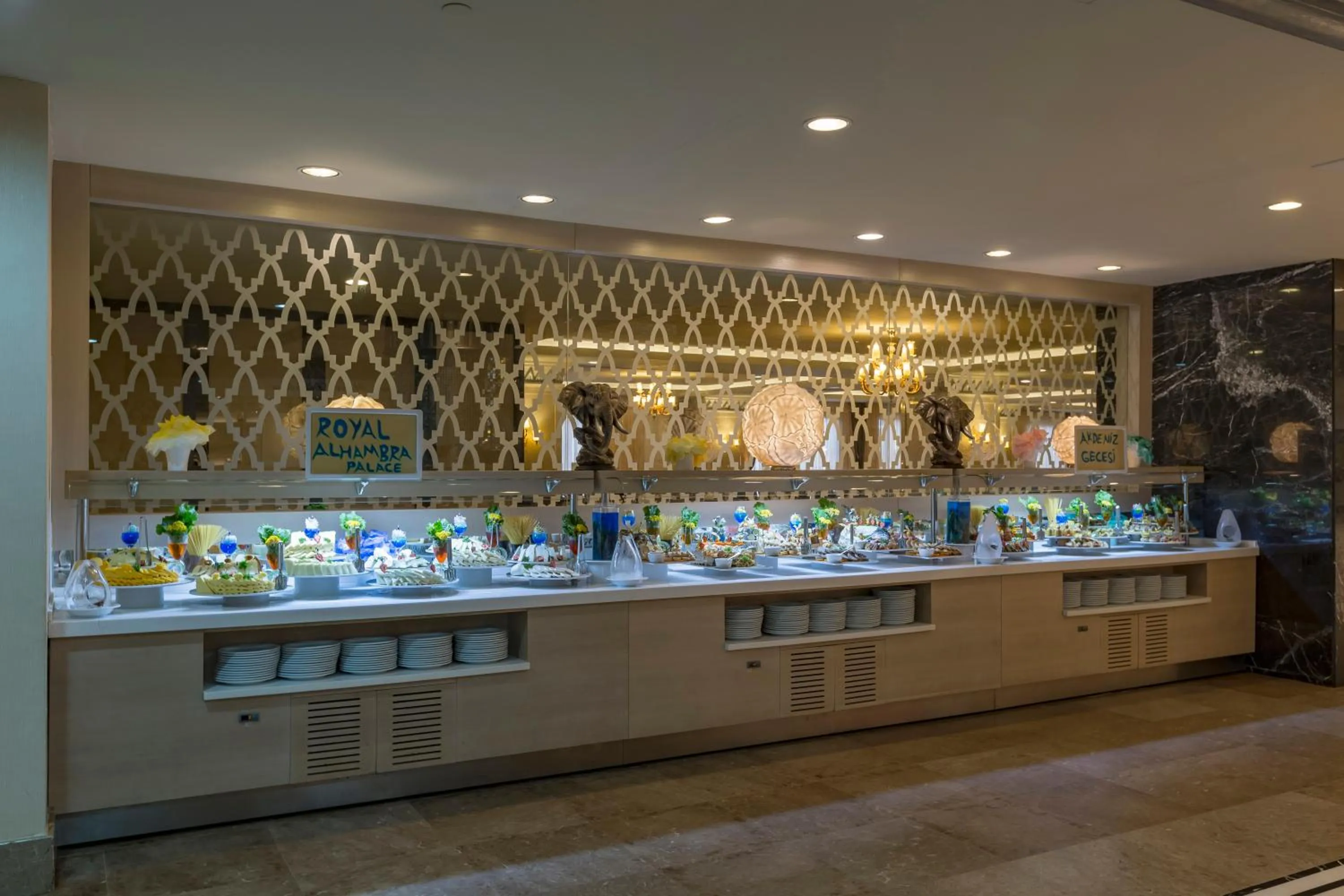 Restaurant/places to eat in Royal Alhambra Palace