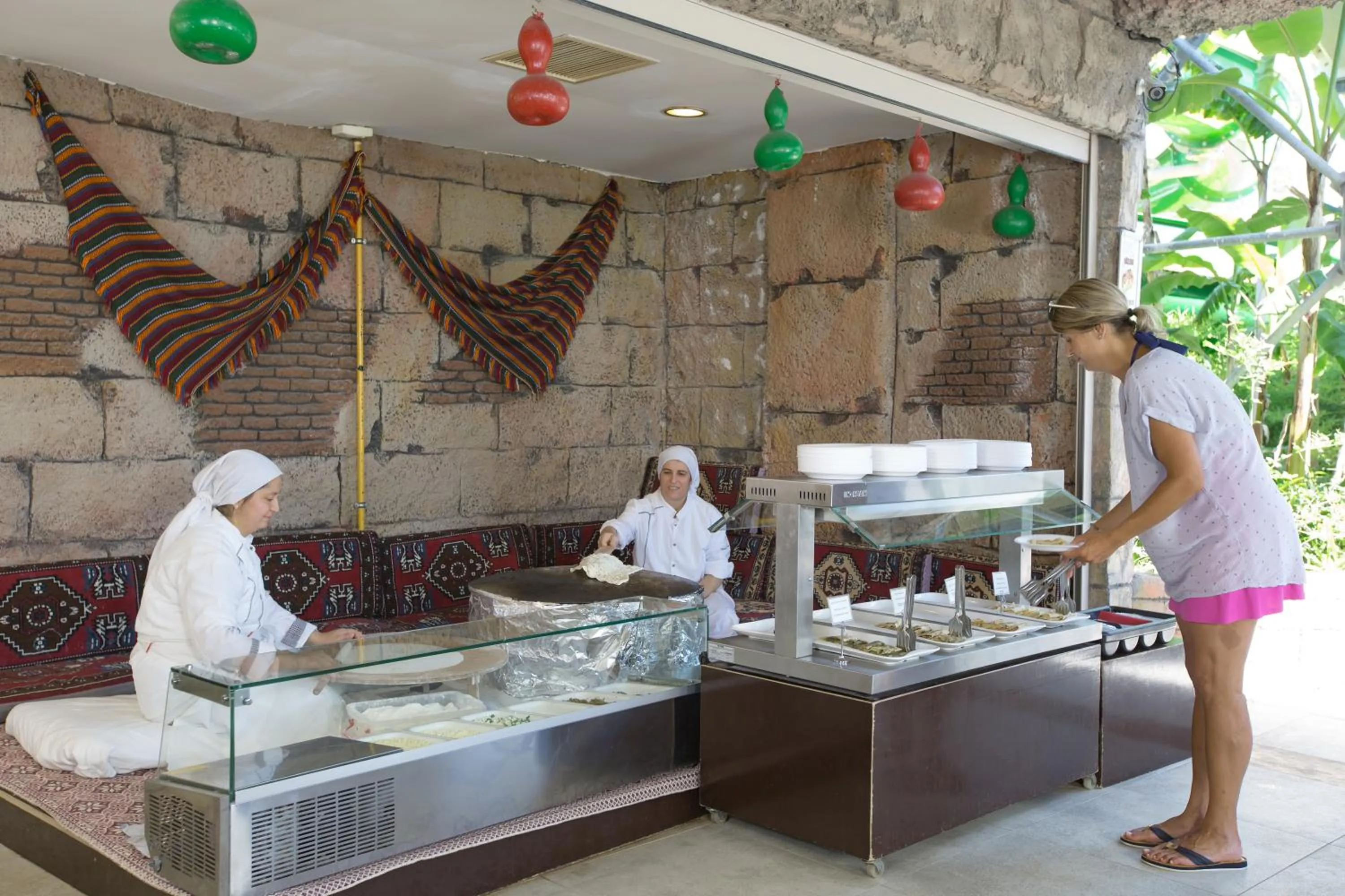 Restaurant/places to eat in Royal Alhambra Palace