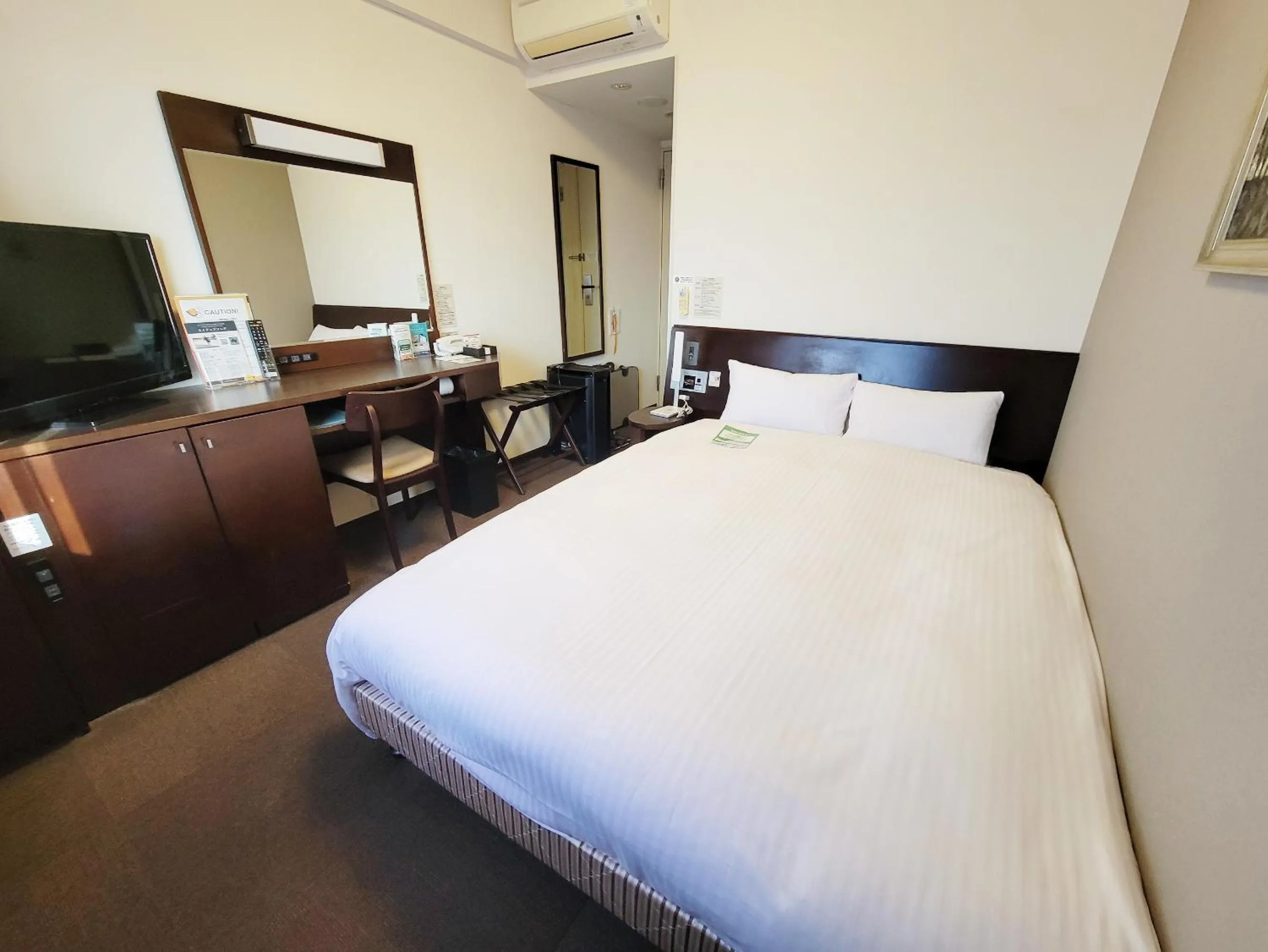 Photo of the whole room, Bed in Hotel Route-Inn Toyotajinnaka