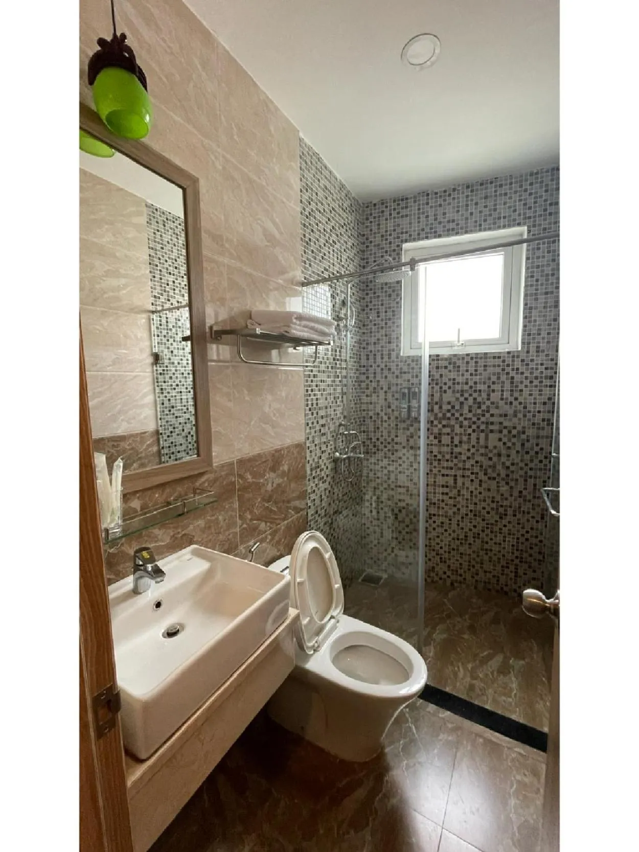 Toilet in Pinus Hotel