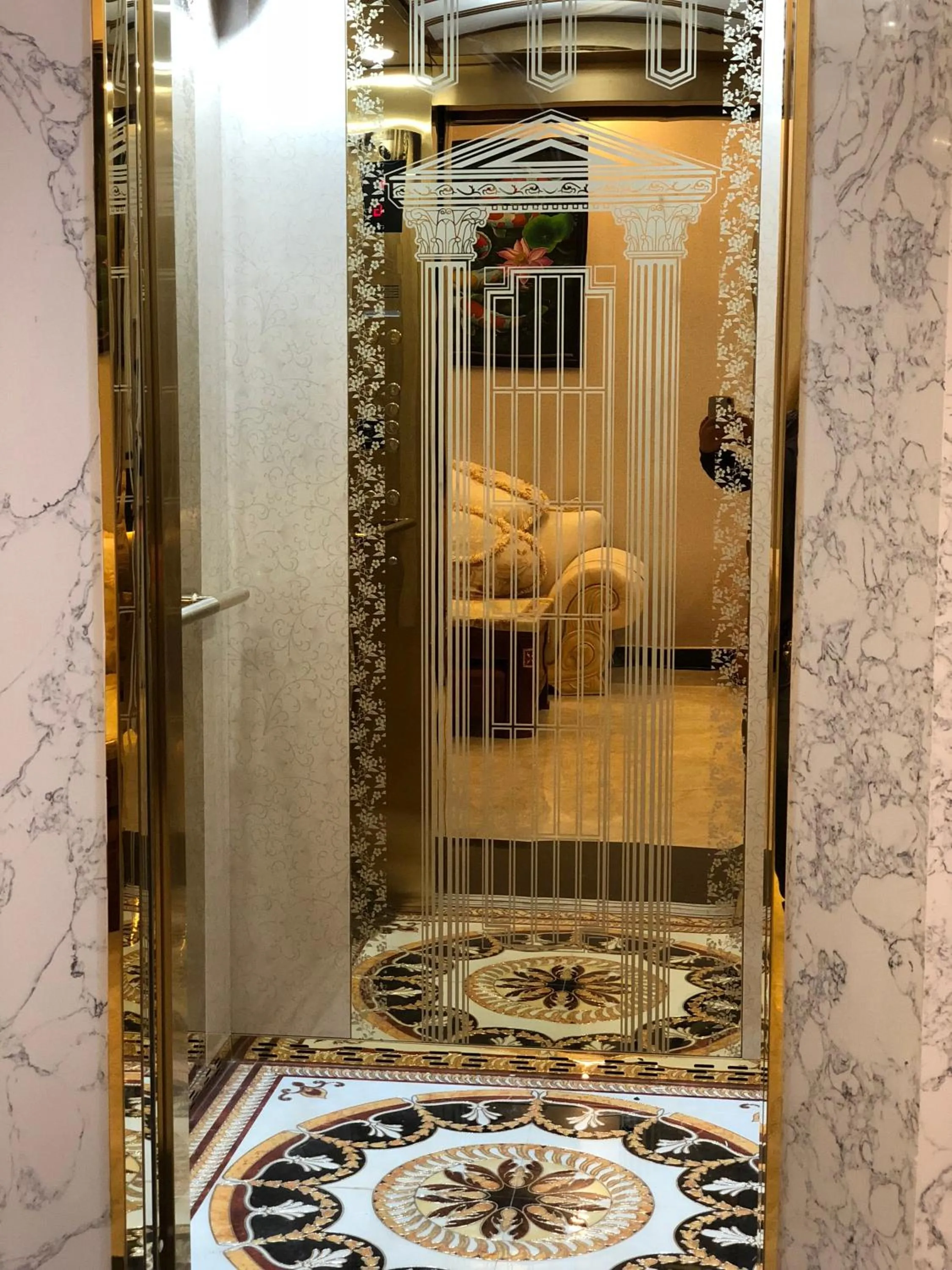 elevator in Pinus Hotel