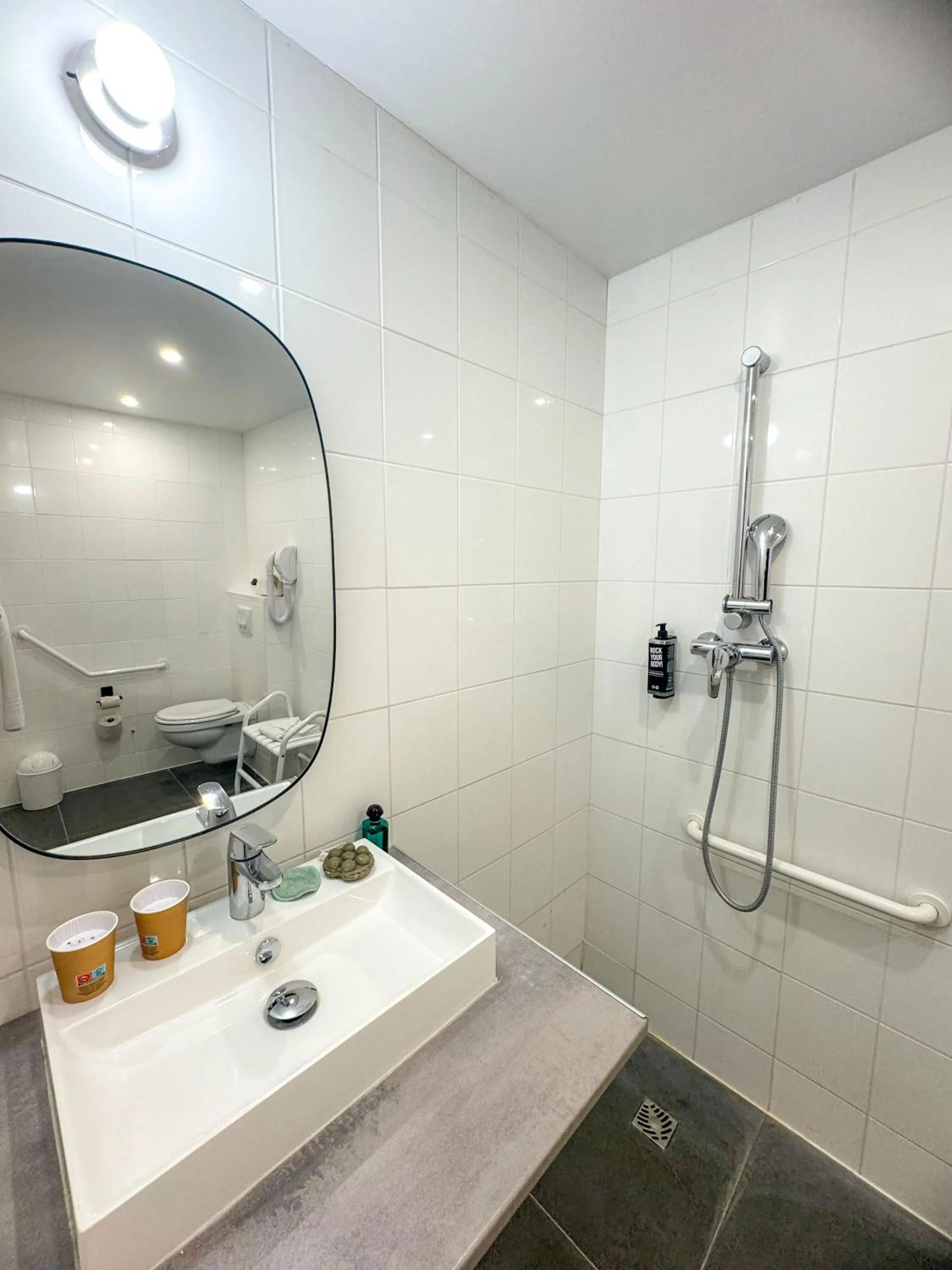 Shower in ibis Douai Centre