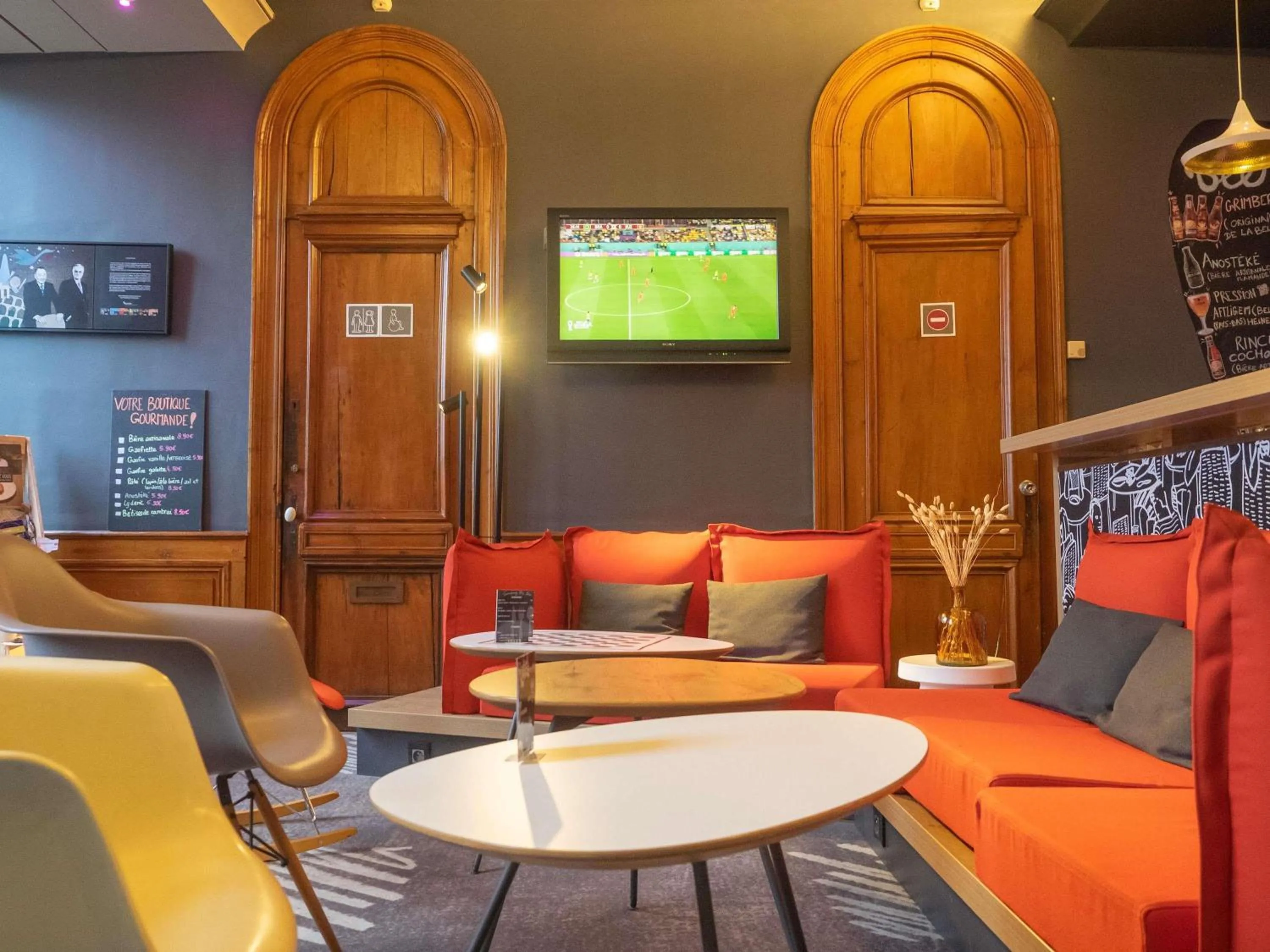 Lounge or bar in ibis Douai Centre