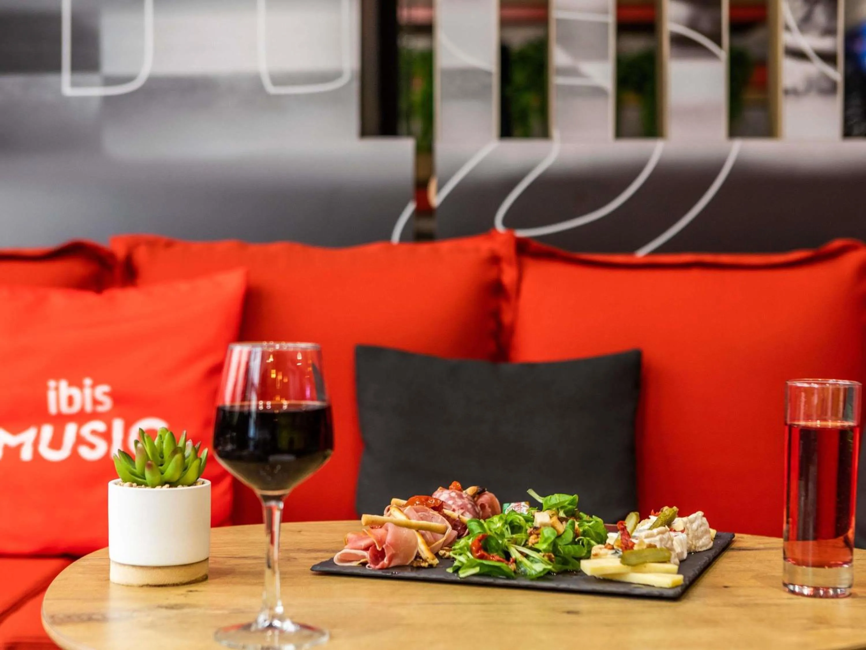 Lounge or bar in ibis Douai Centre