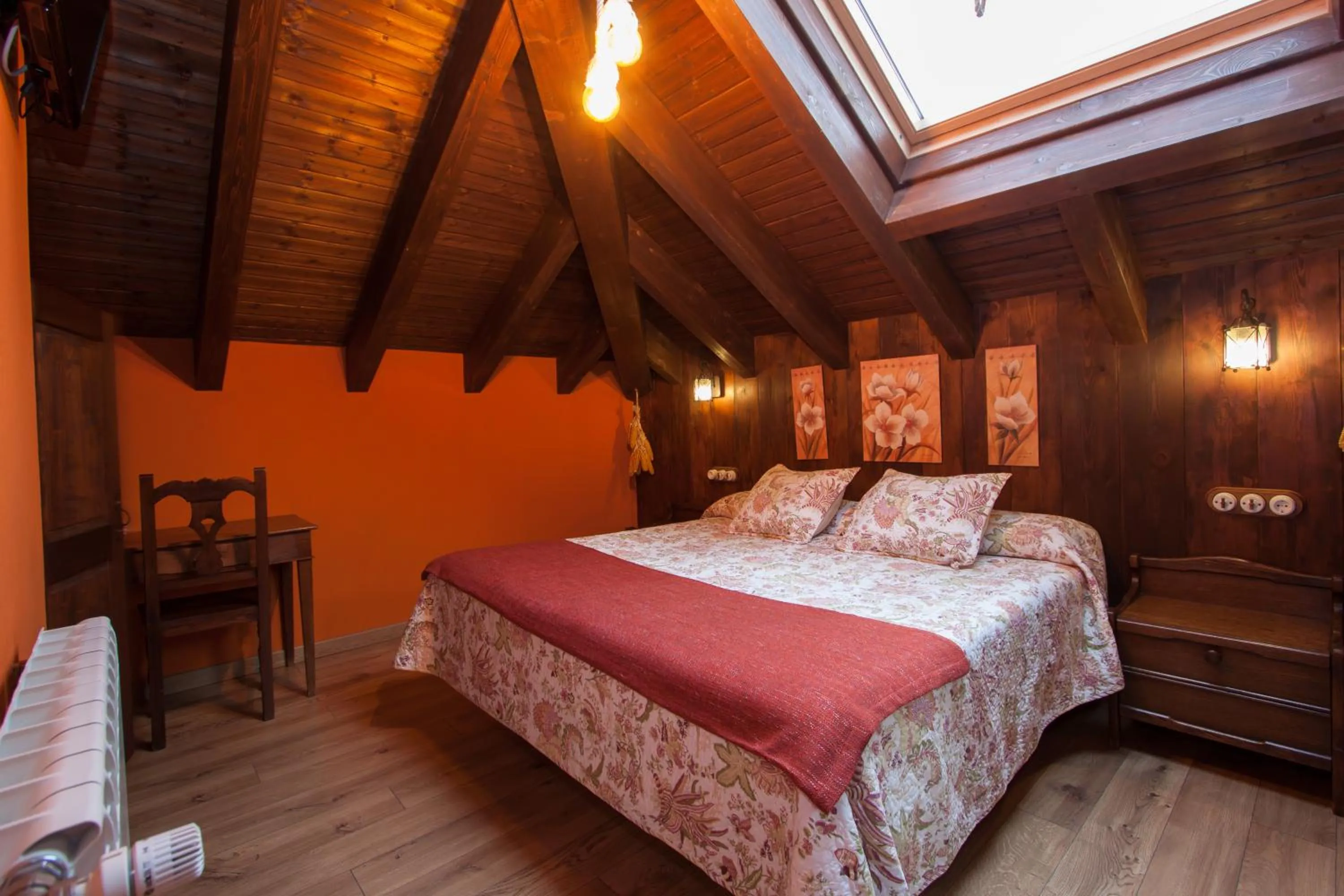 Photo of the whole room, Bed in El Conventu del Asturcon