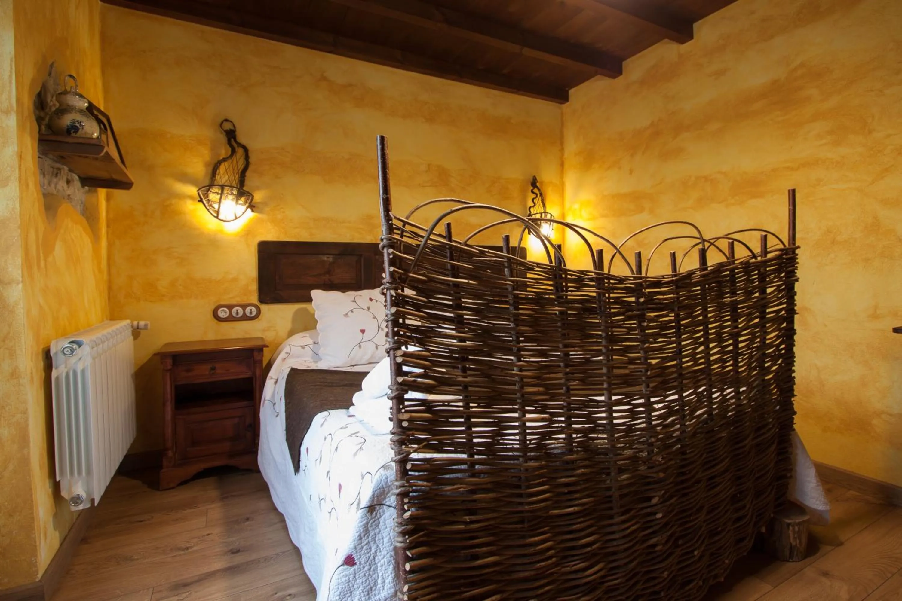 Photo of the whole room, Bed in El Conventu del Asturcon
