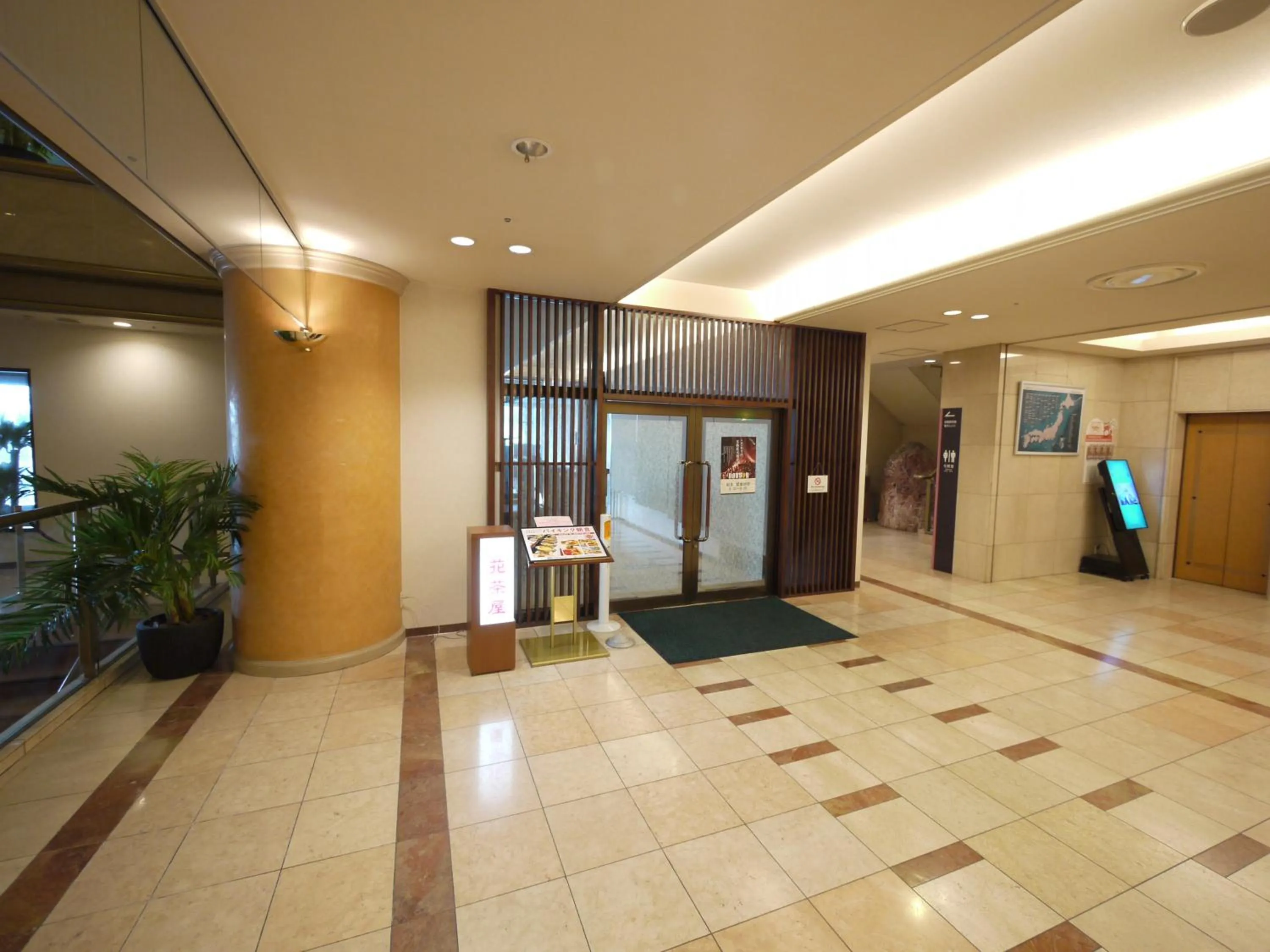 Restaurant/places to eat in Route Inn Grantia Komaki