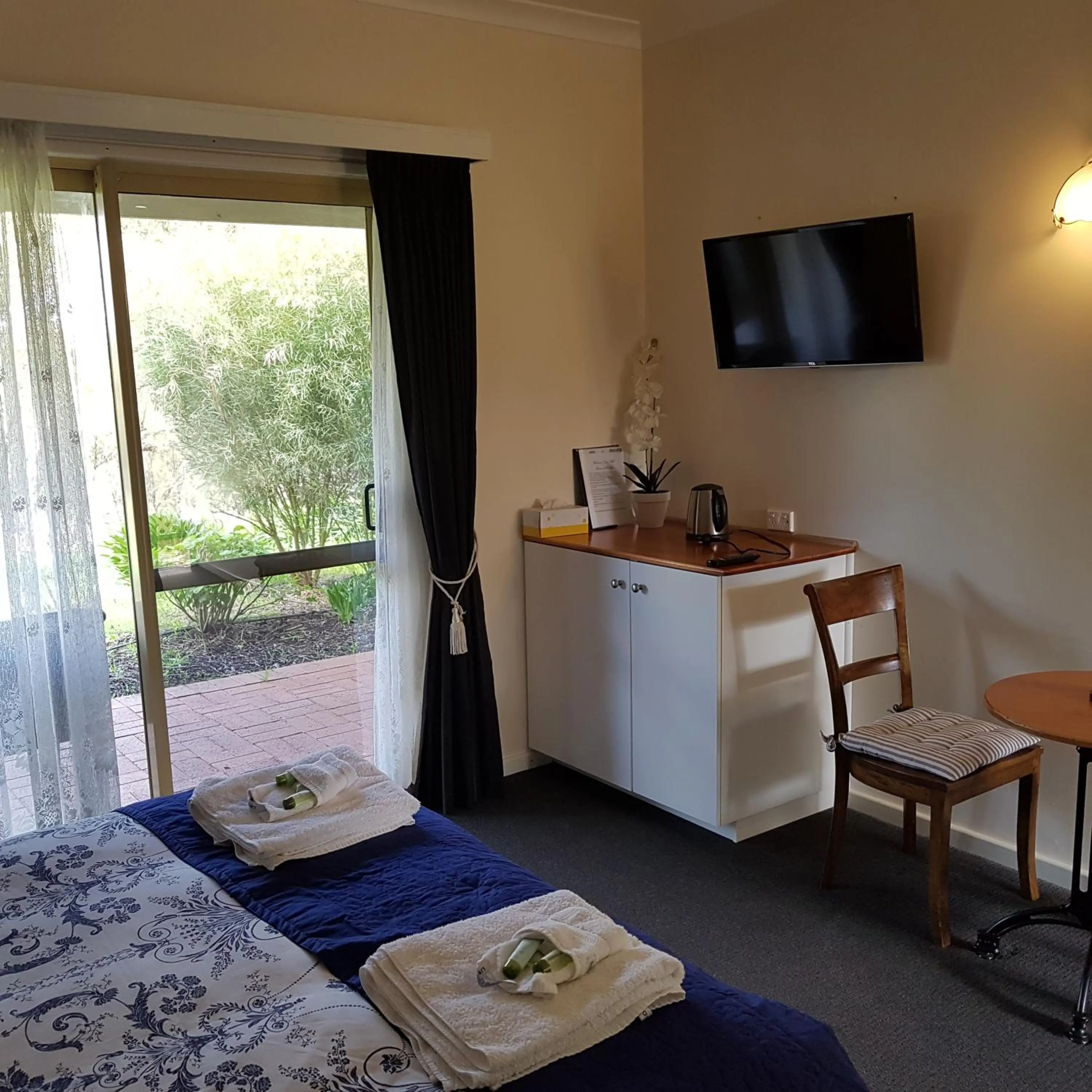 Bed in Pecan Hill BNB