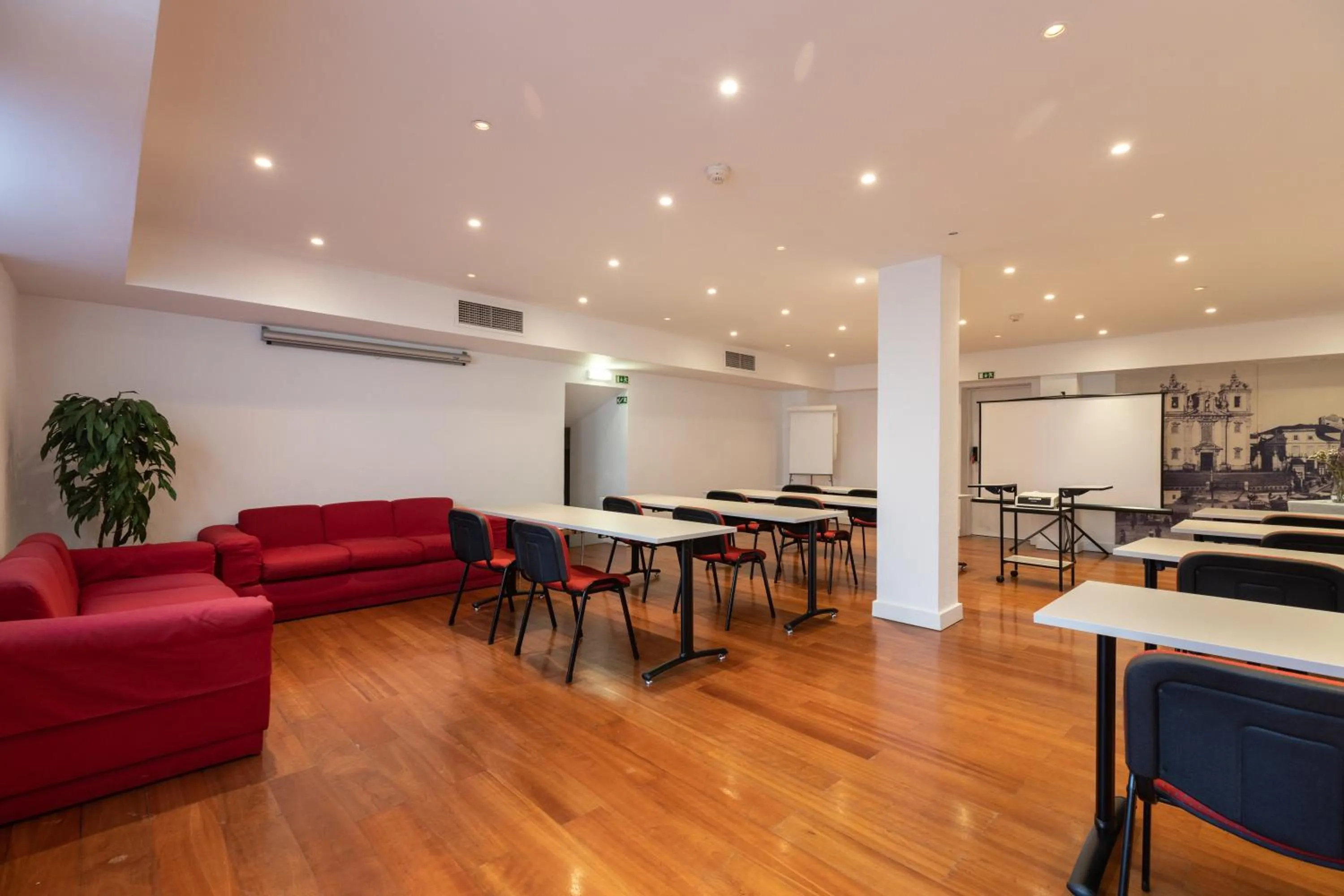 Meeting/conference room in Legendary Porto Hotel
