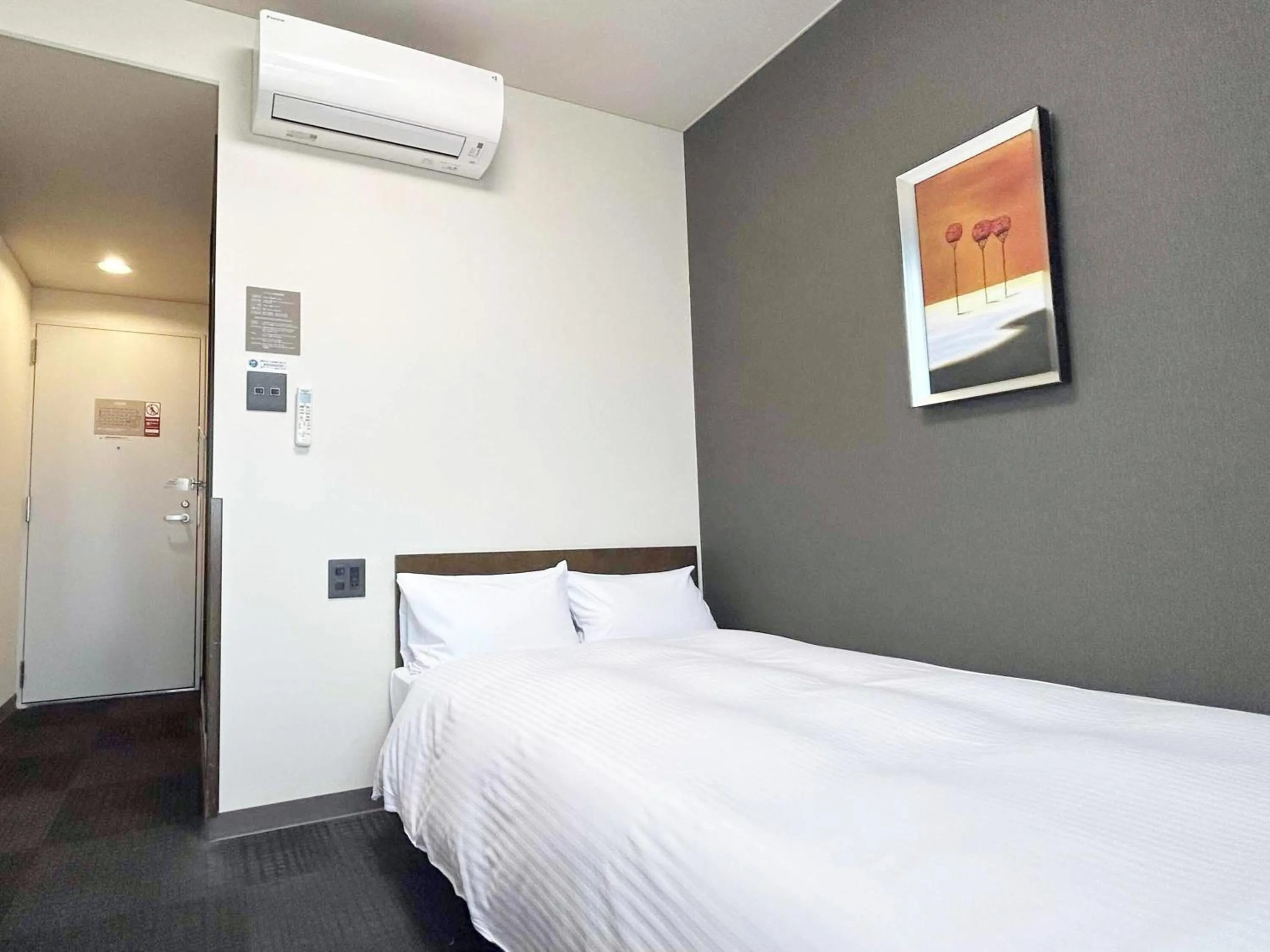 Photo of the whole room, Bed in Hotel Route-Inn Kakamigahara