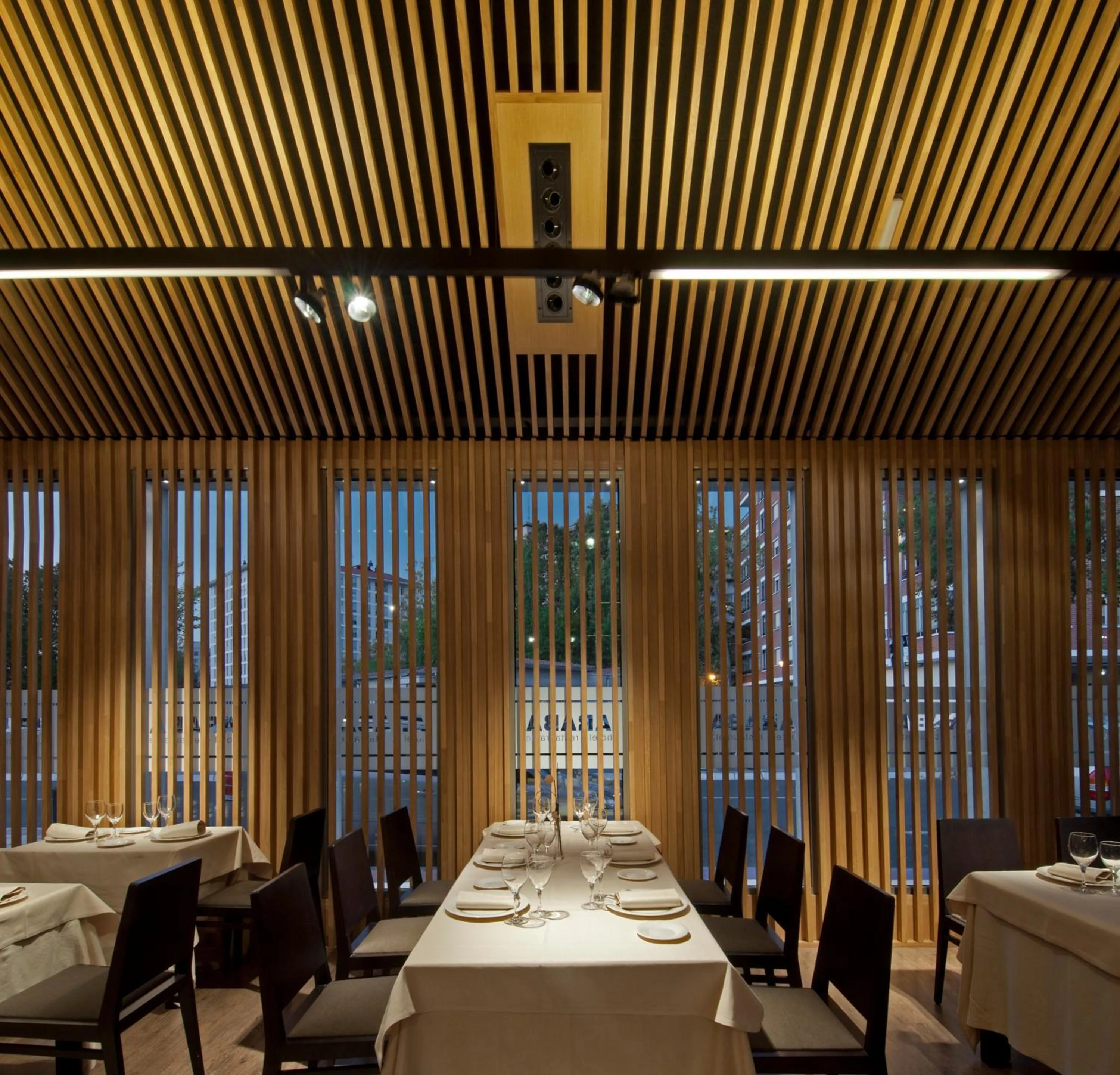 Restaurant/places to eat in Hotel Araba