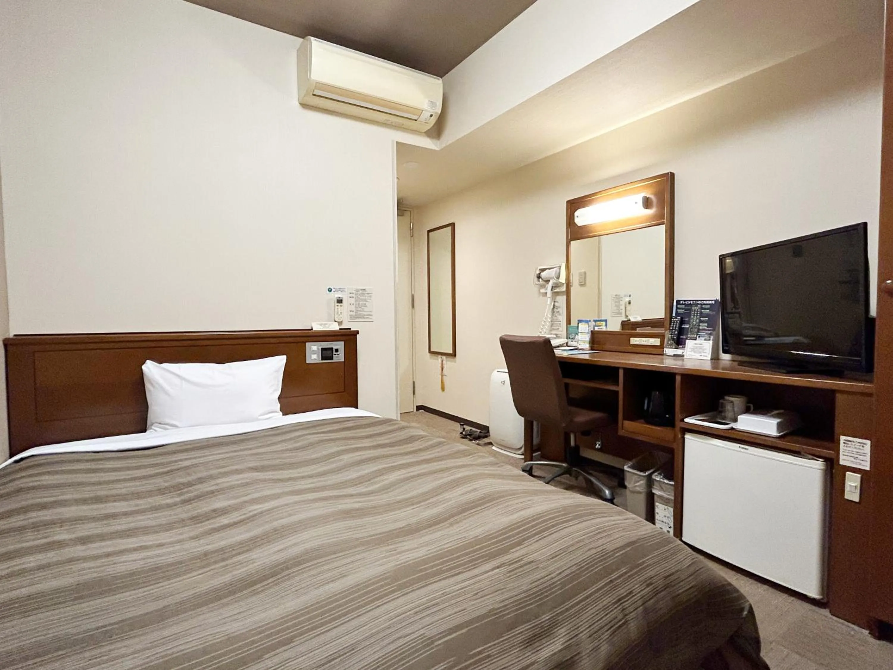 Photo of the whole room, Bed in Hotel Route-Inn Ichinomiya Ekimae