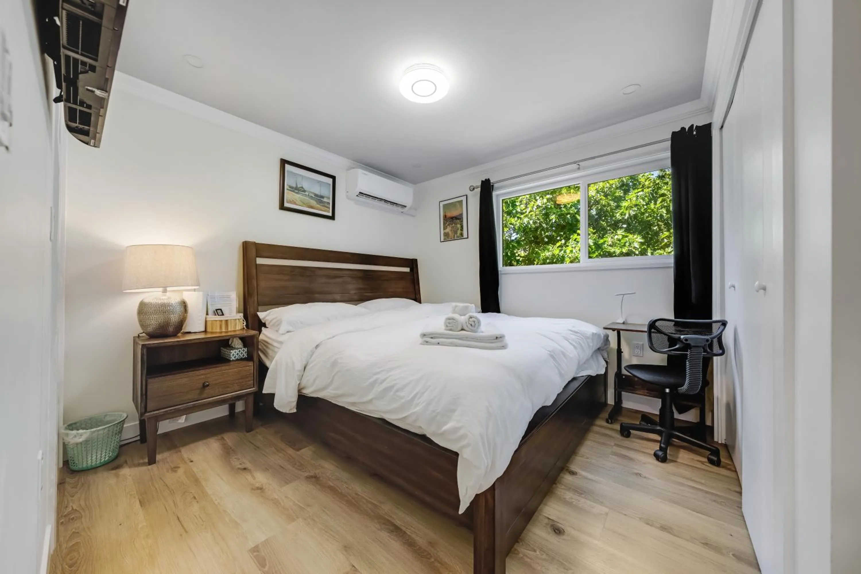 Bed in Quite House near the Vancouver Airport