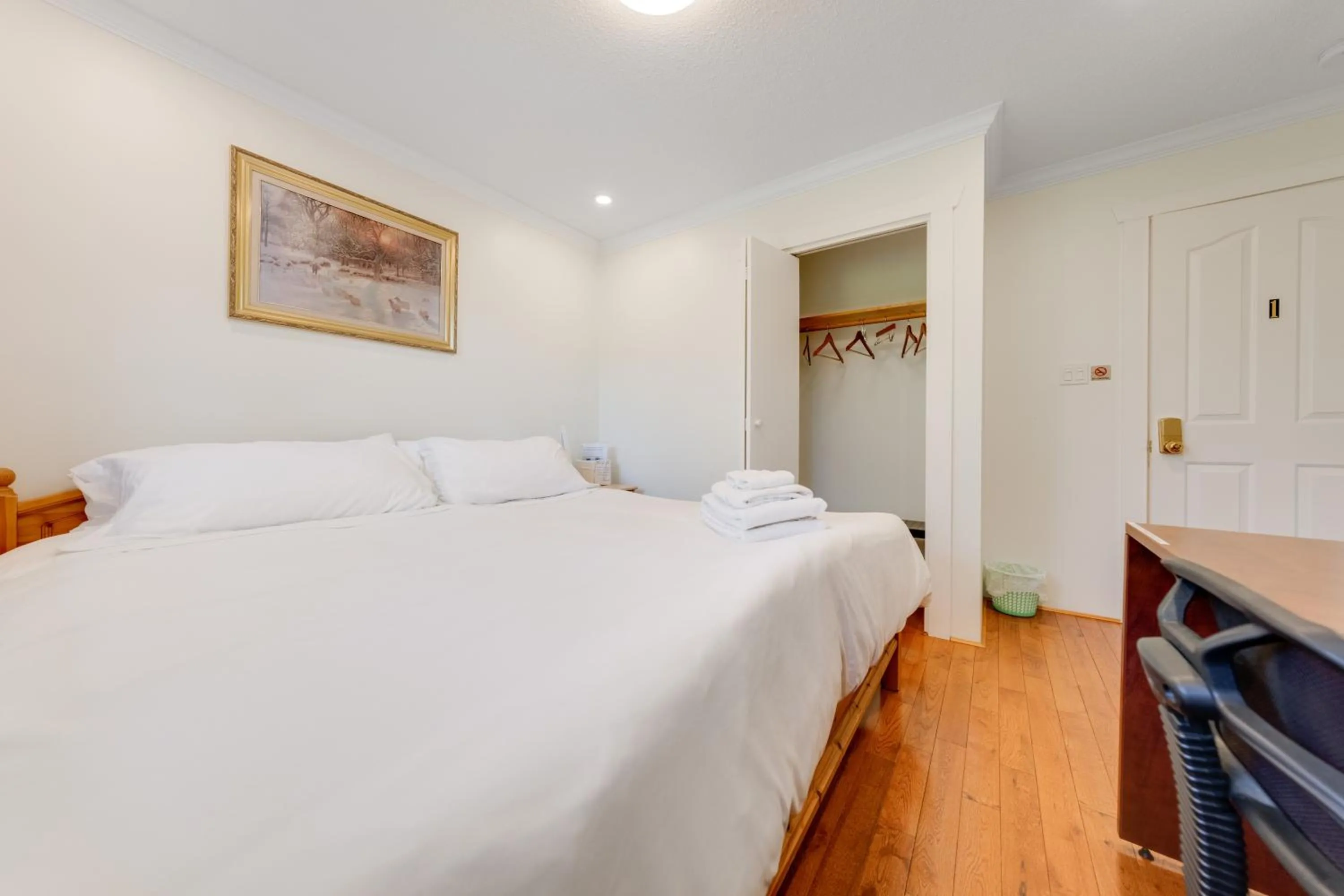 Bedroom, Bed in Quite House near the Vancouver Airport