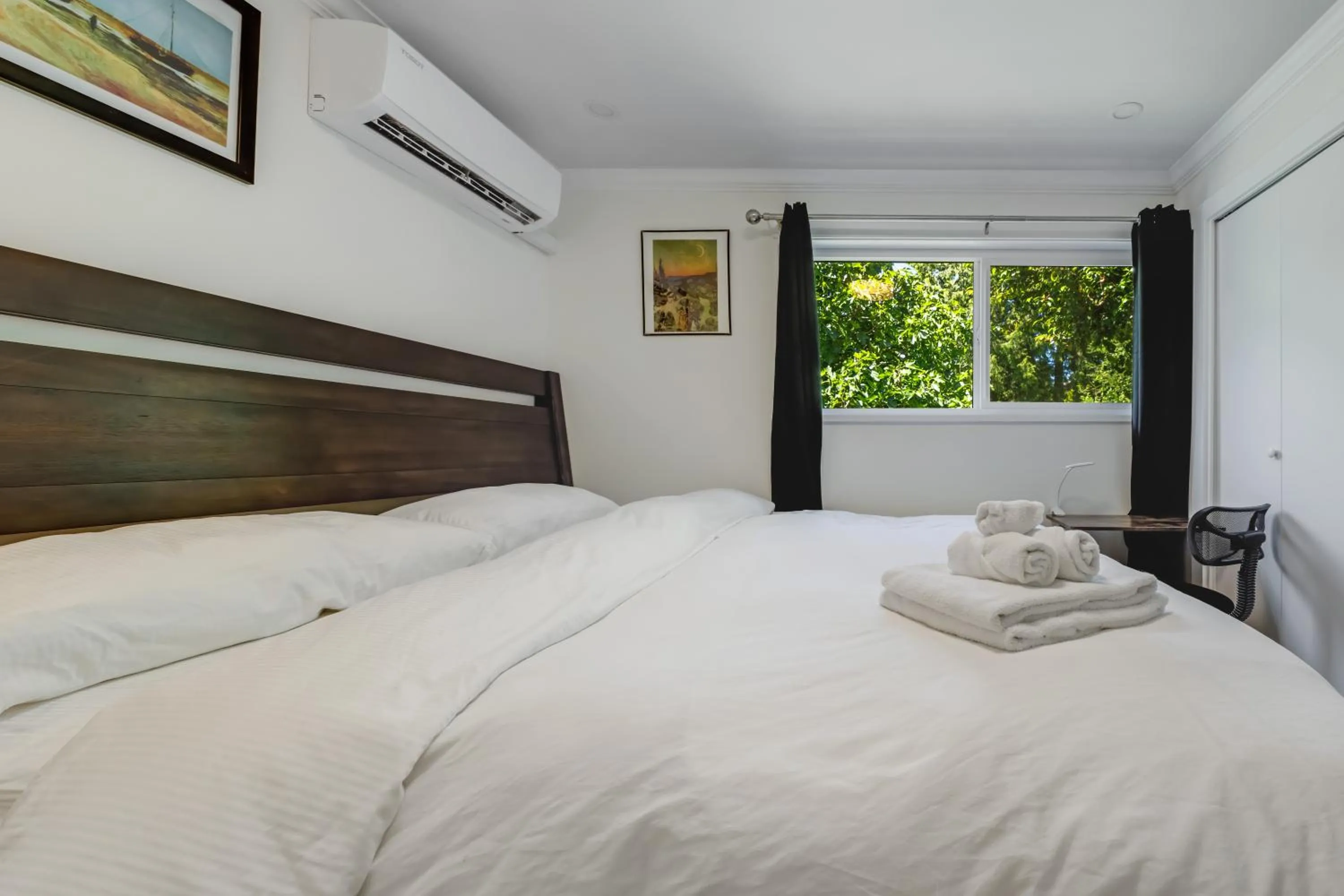 Bed in Quite House near the Vancouver Airport