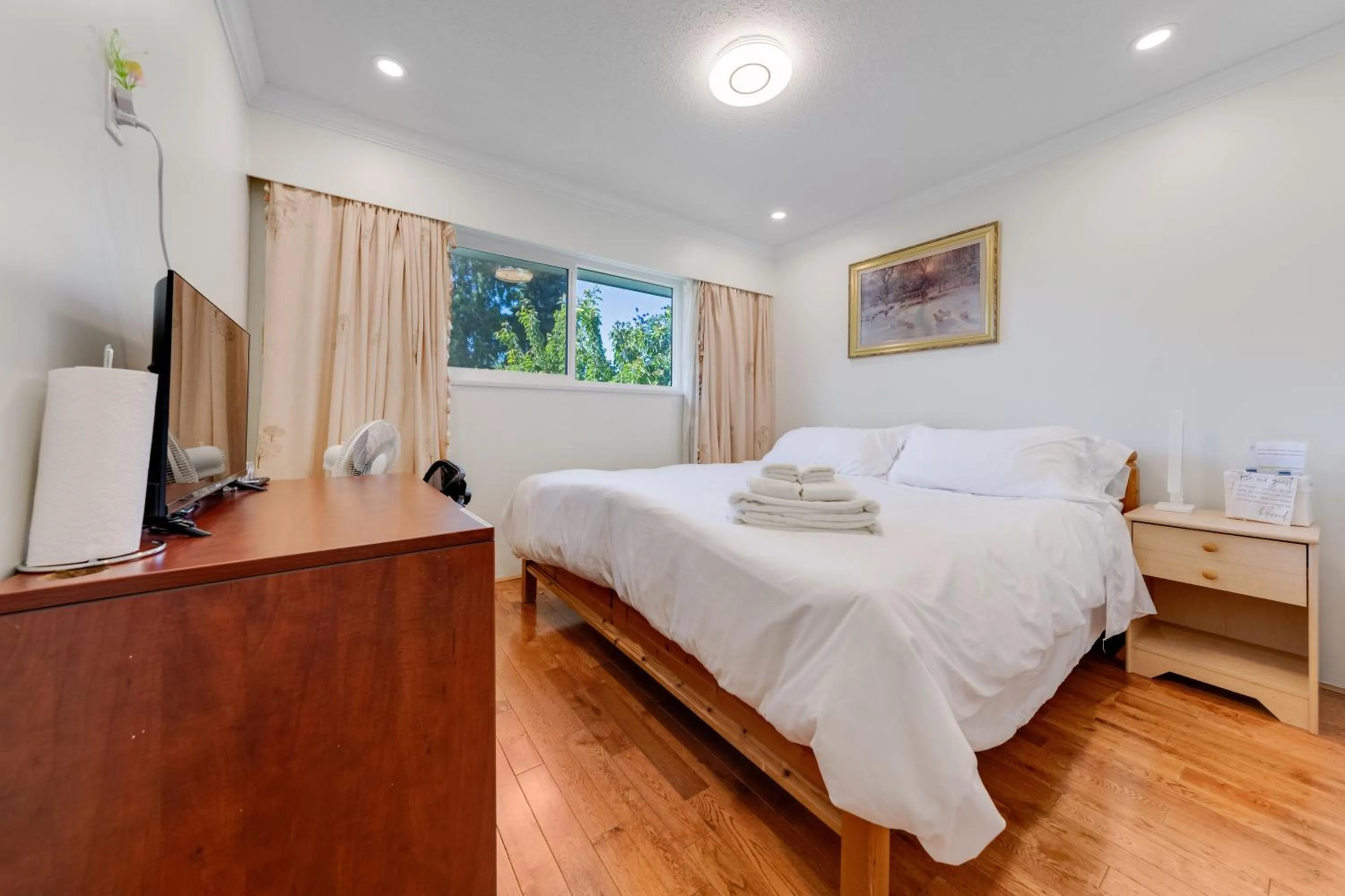 Bedroom, Bed in Quite House near the Vancouver Airport