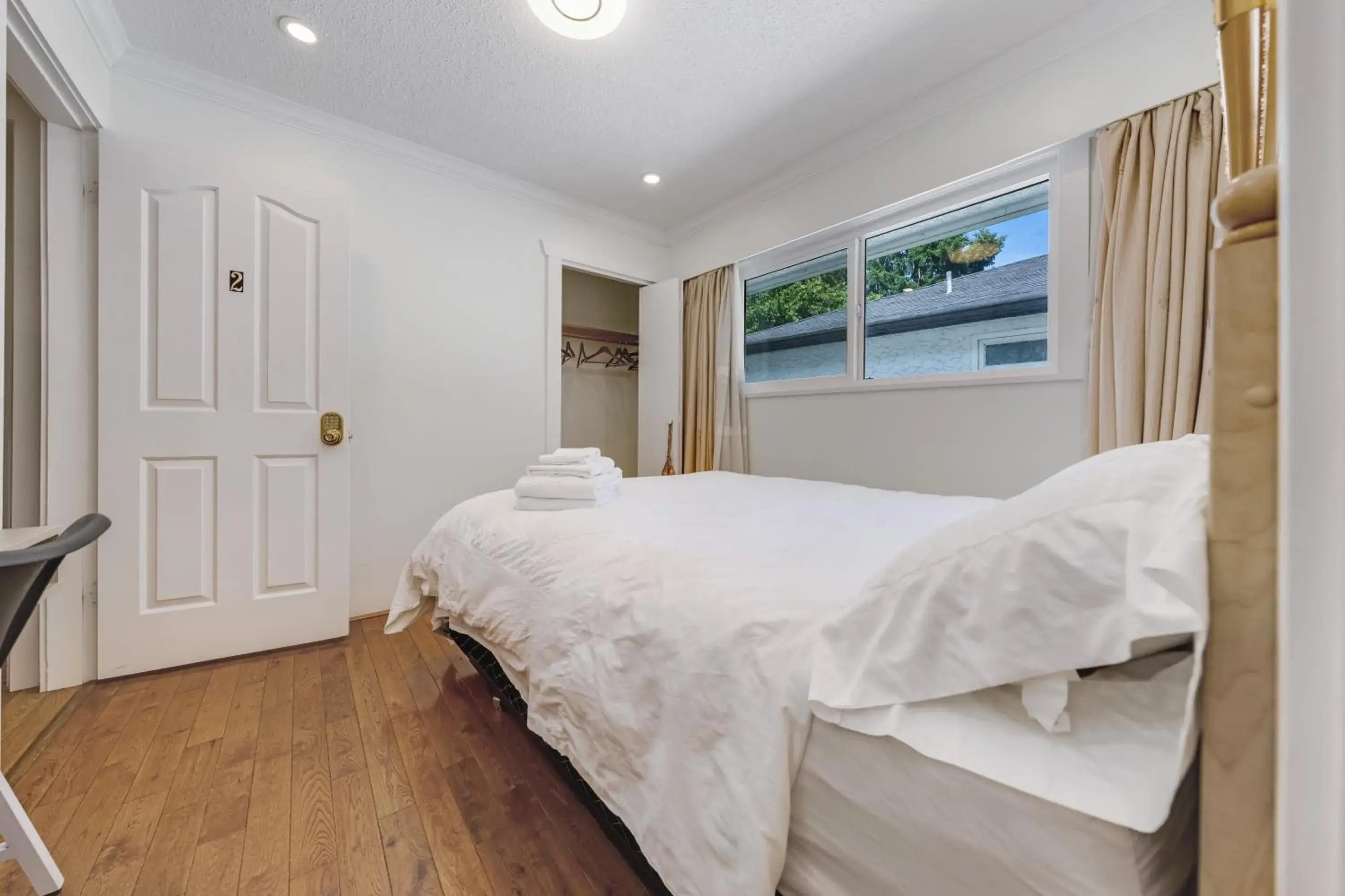 Deluxe Double Room with Shower in Quite House near the Vancouver Airport Deluxe Double Room with Shower in Quite House near the Vancouver Airport