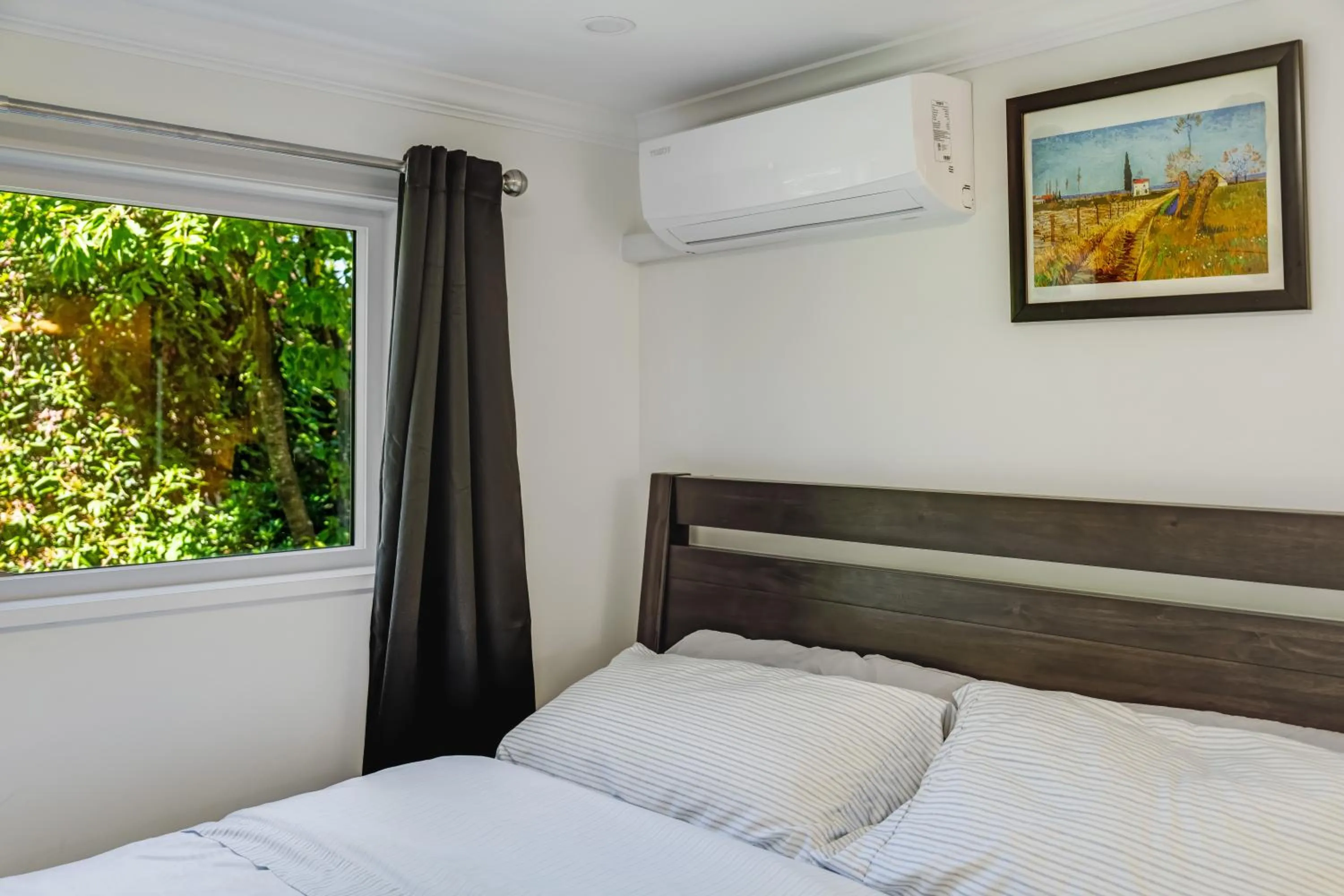 Bed in Quite House near the Vancouver Airport