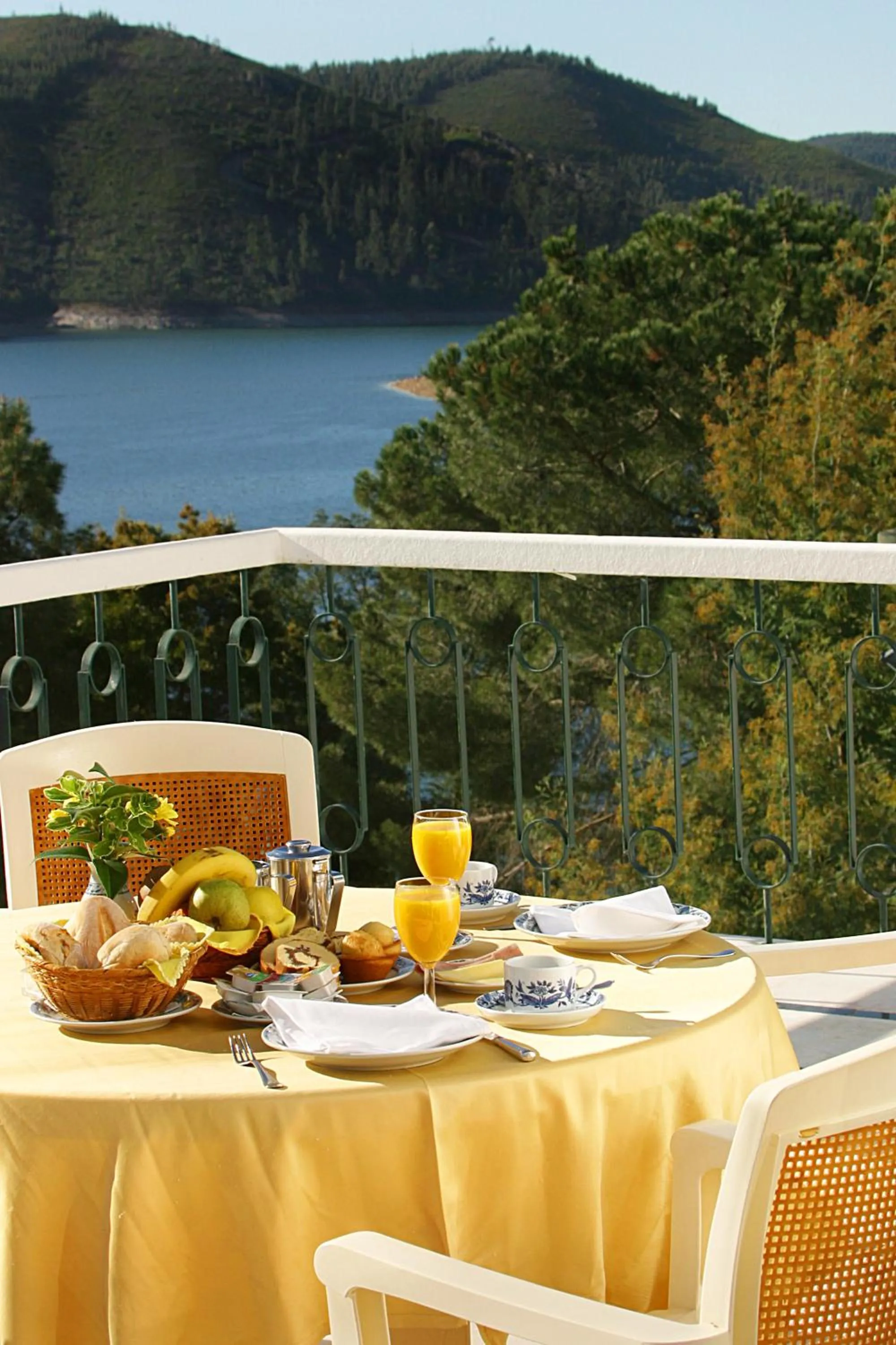 Buffet breakfast in Lago Azul Eco Hotel