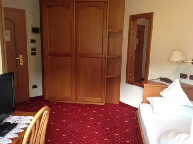 Other, Bed in Hotel Scoiattolo