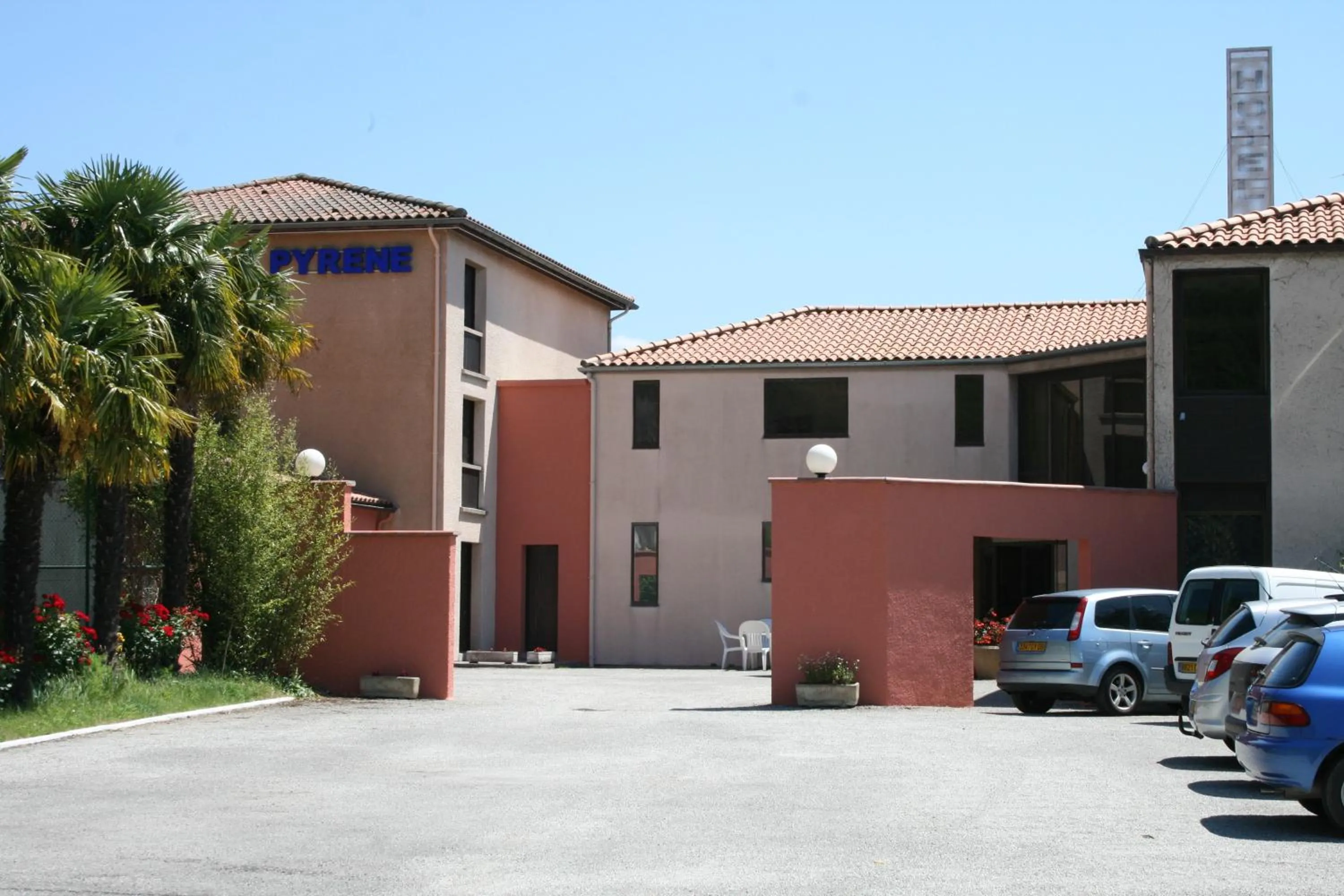 Facade/entrance in Hôtel Pyrène