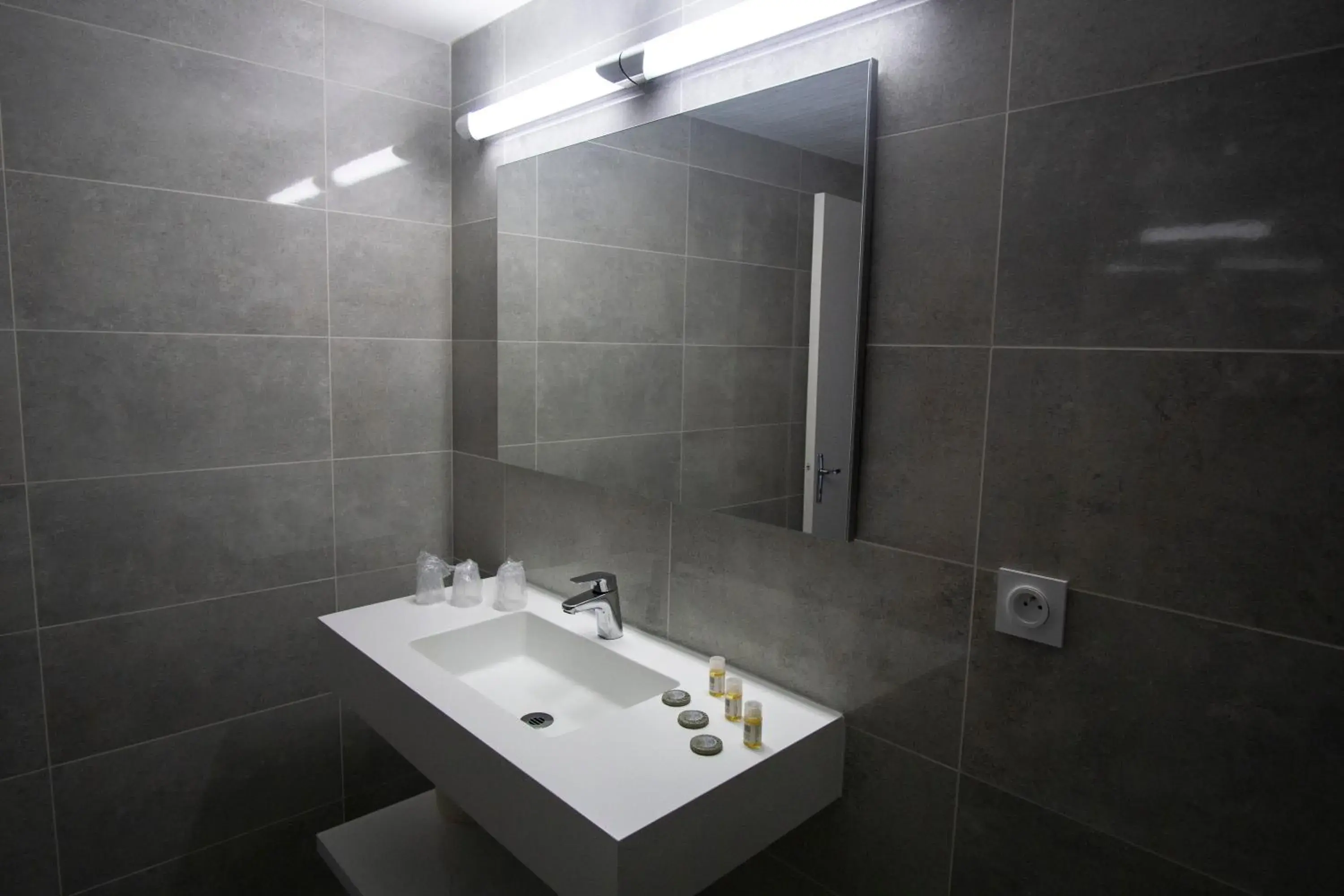 Twin Room - single occupancy in Hôtel Pyrène Twin Room - single occupancy in Hôtel Pyrène